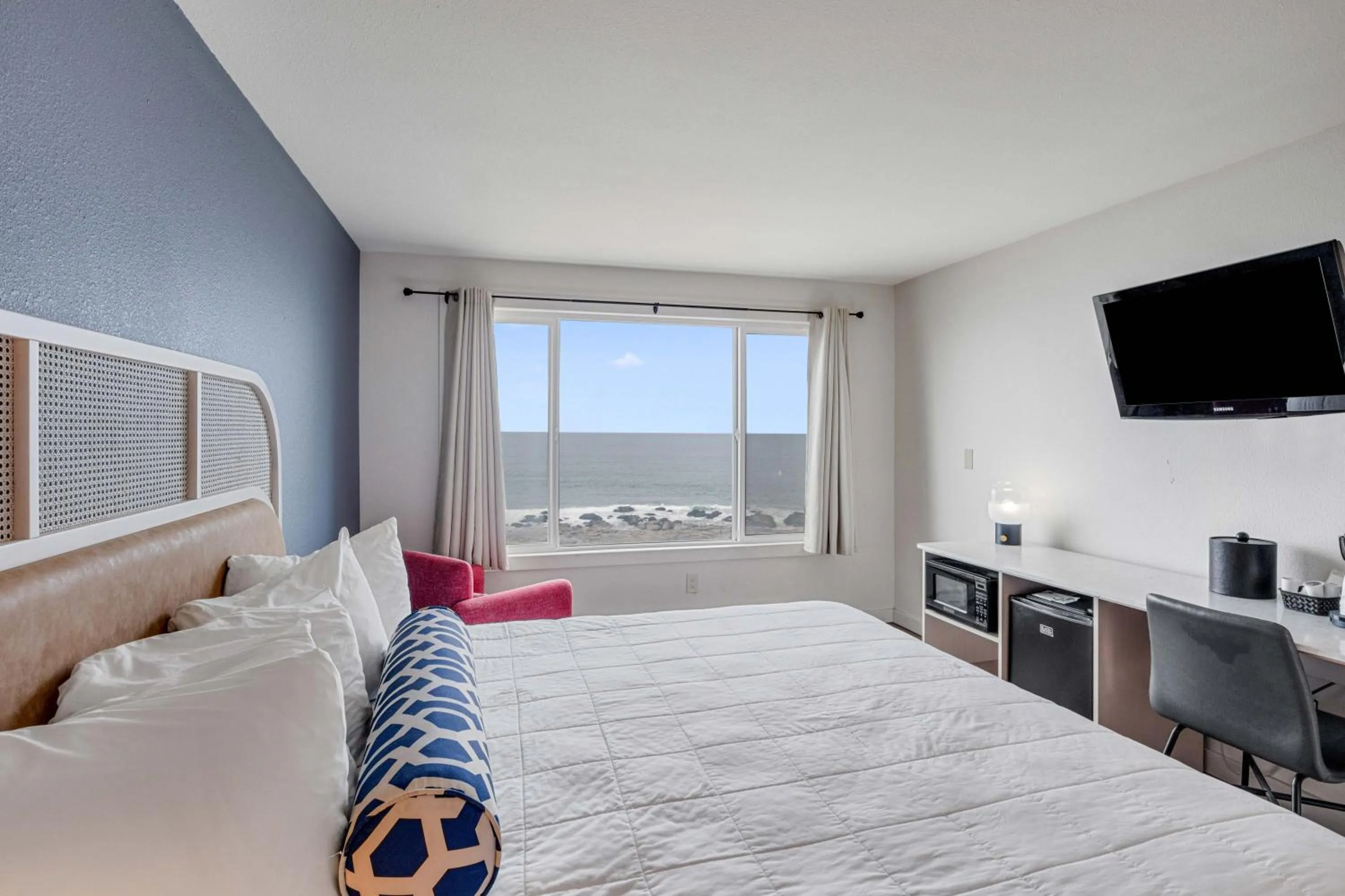 Bedroom, Bed in Seagull Beachfront Inn