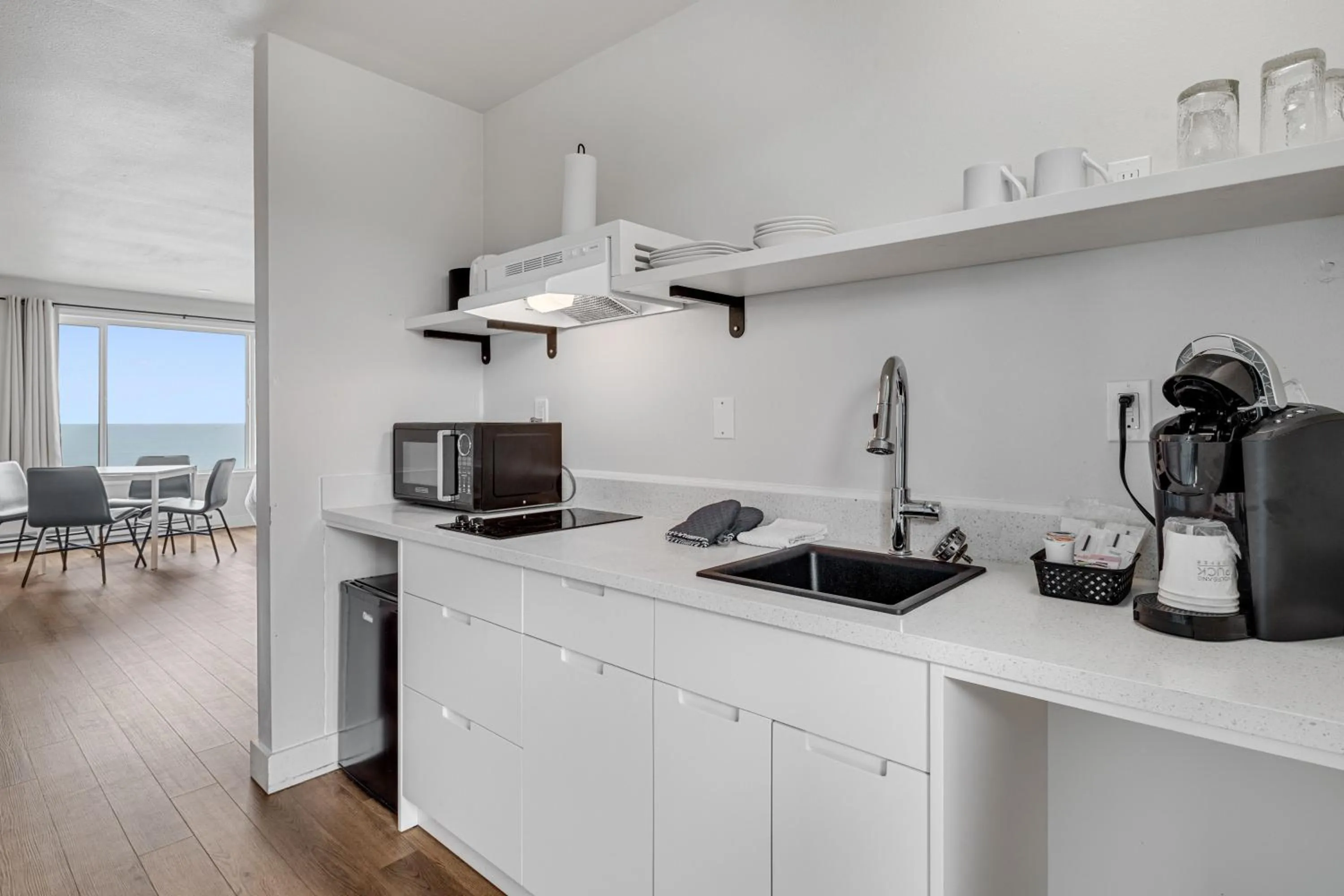 Kitchen or kitchenette in Seagull Beachfront Inn