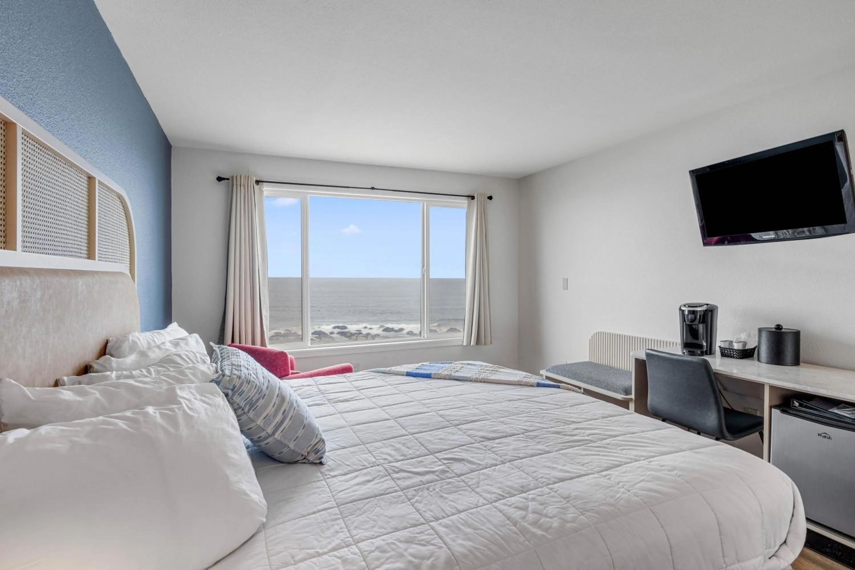 Bed in Seagull Beachfront Inn