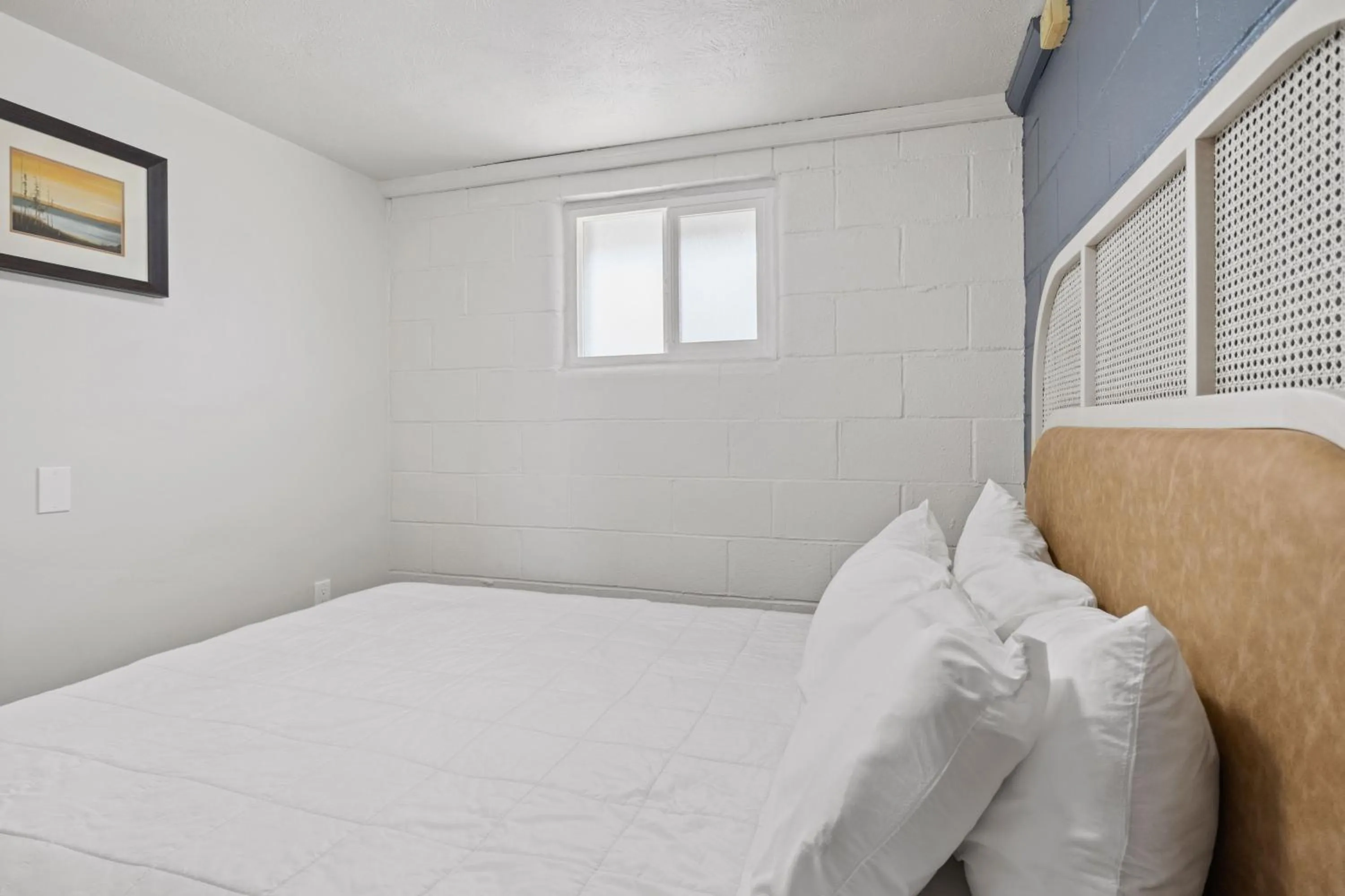 Bed in Seagull Beachfront Inn