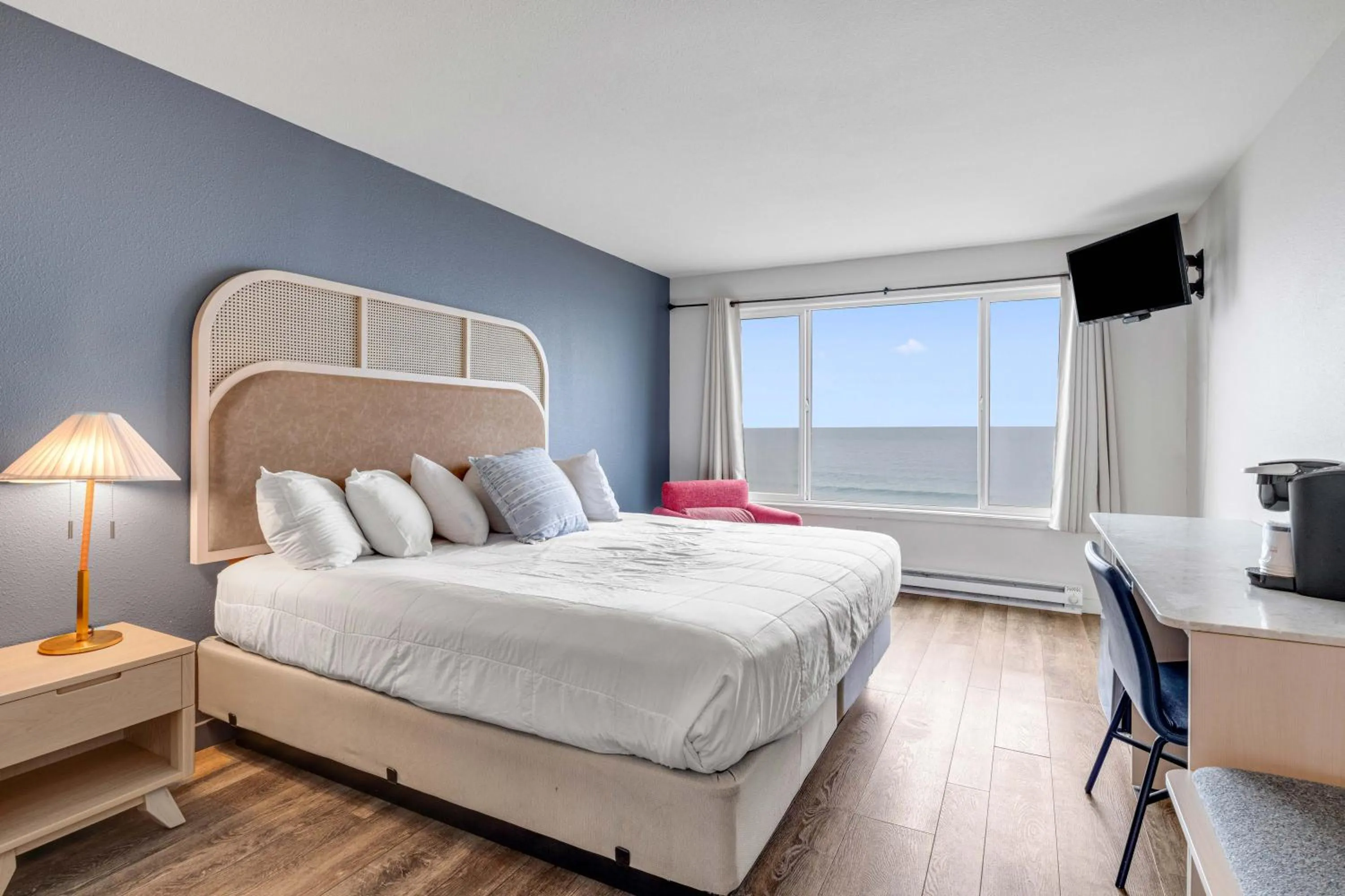 Bed in Seagull Beachfront Inn