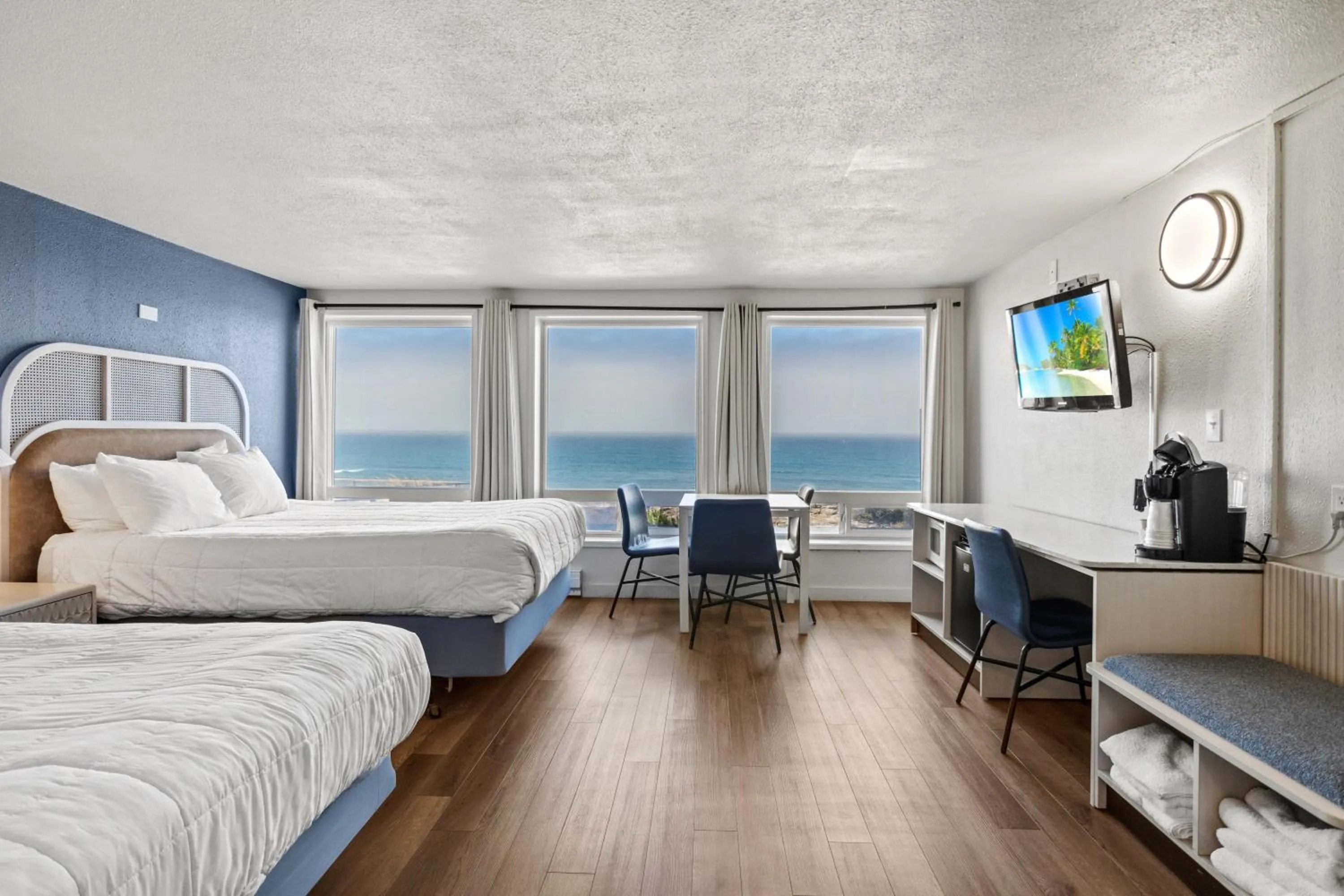 Bed in Seagull Beachfront Inn