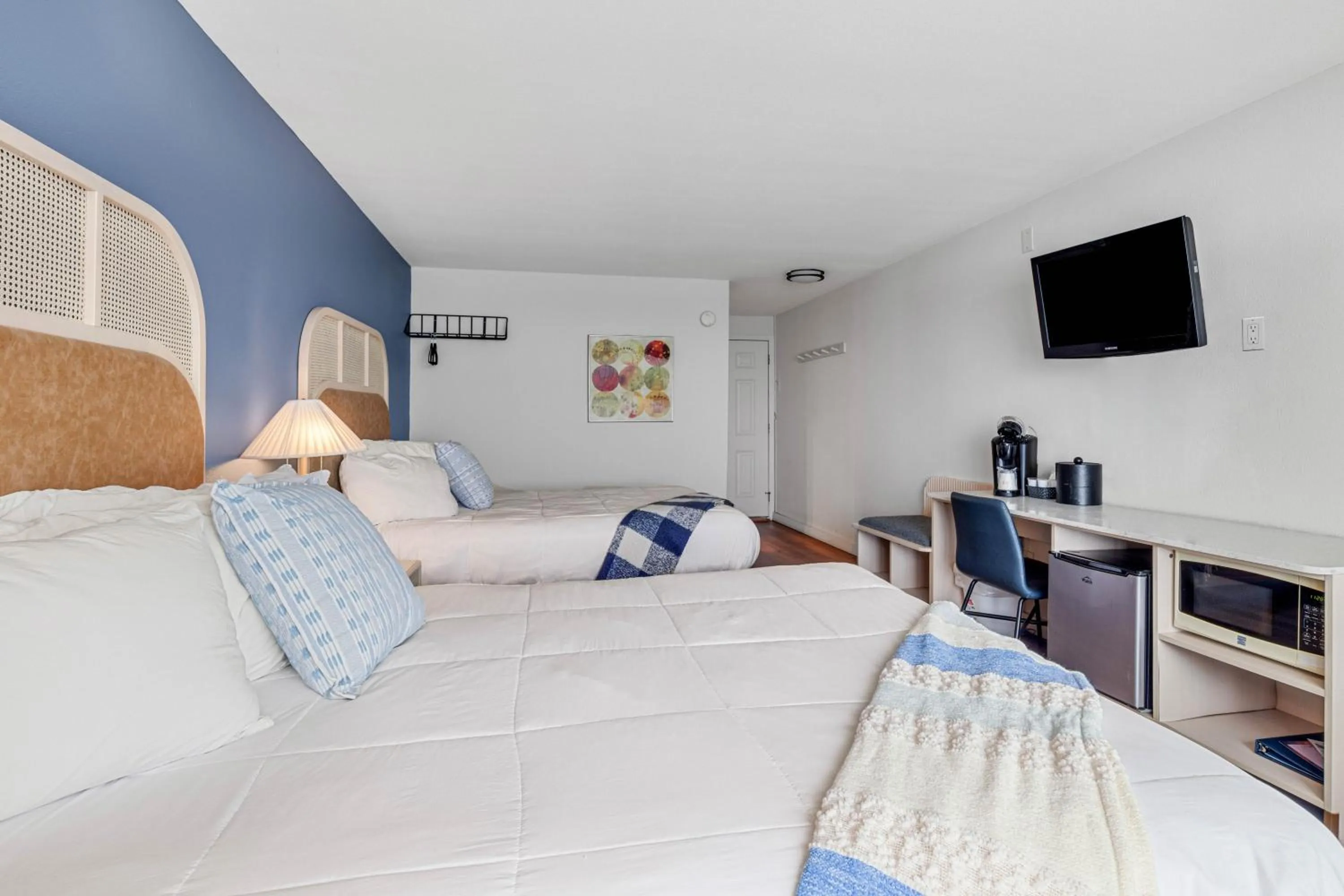 Bed in Seagull Beachfront Inn