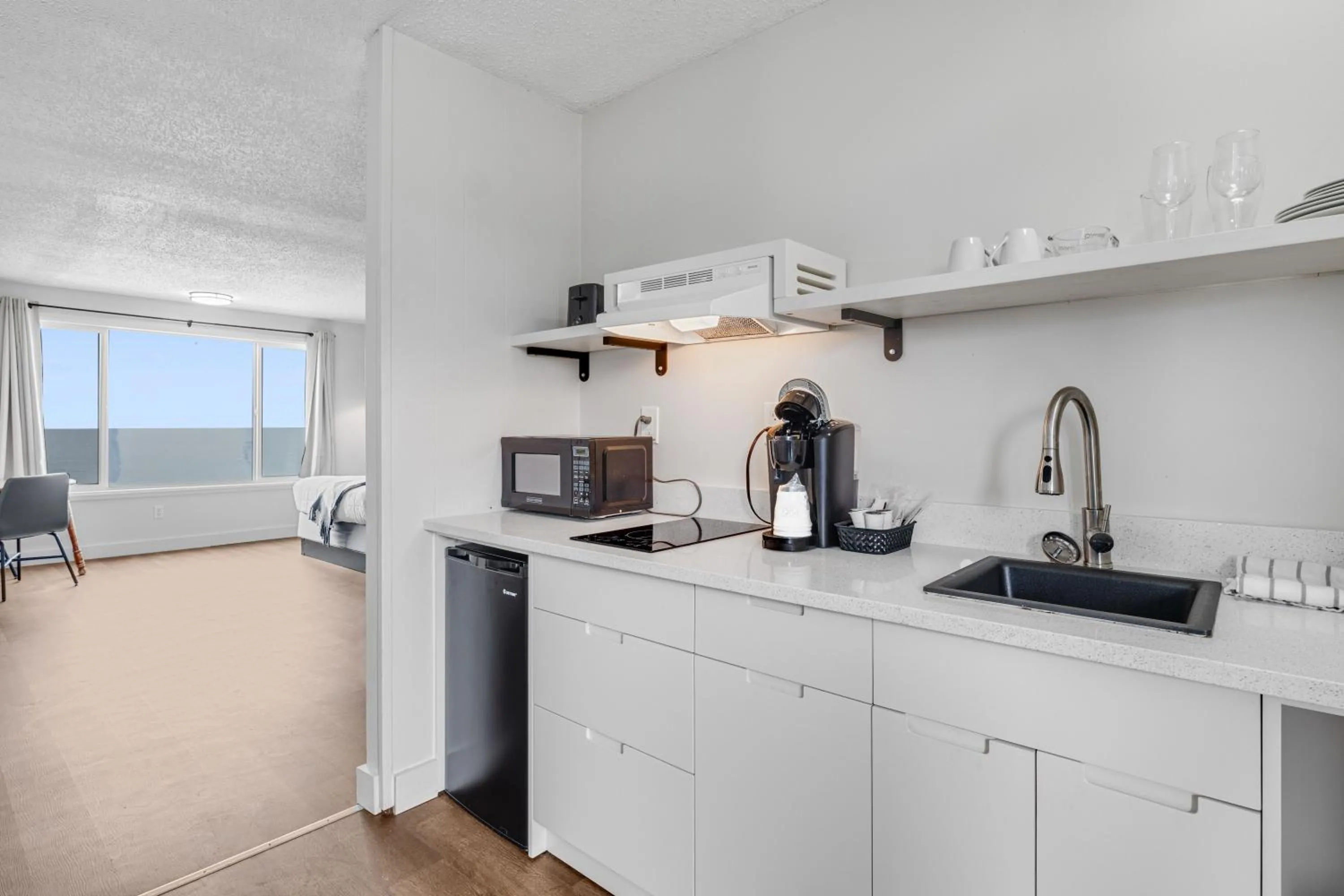 Kitchen or kitchenette in Seagull Beachfront Inn