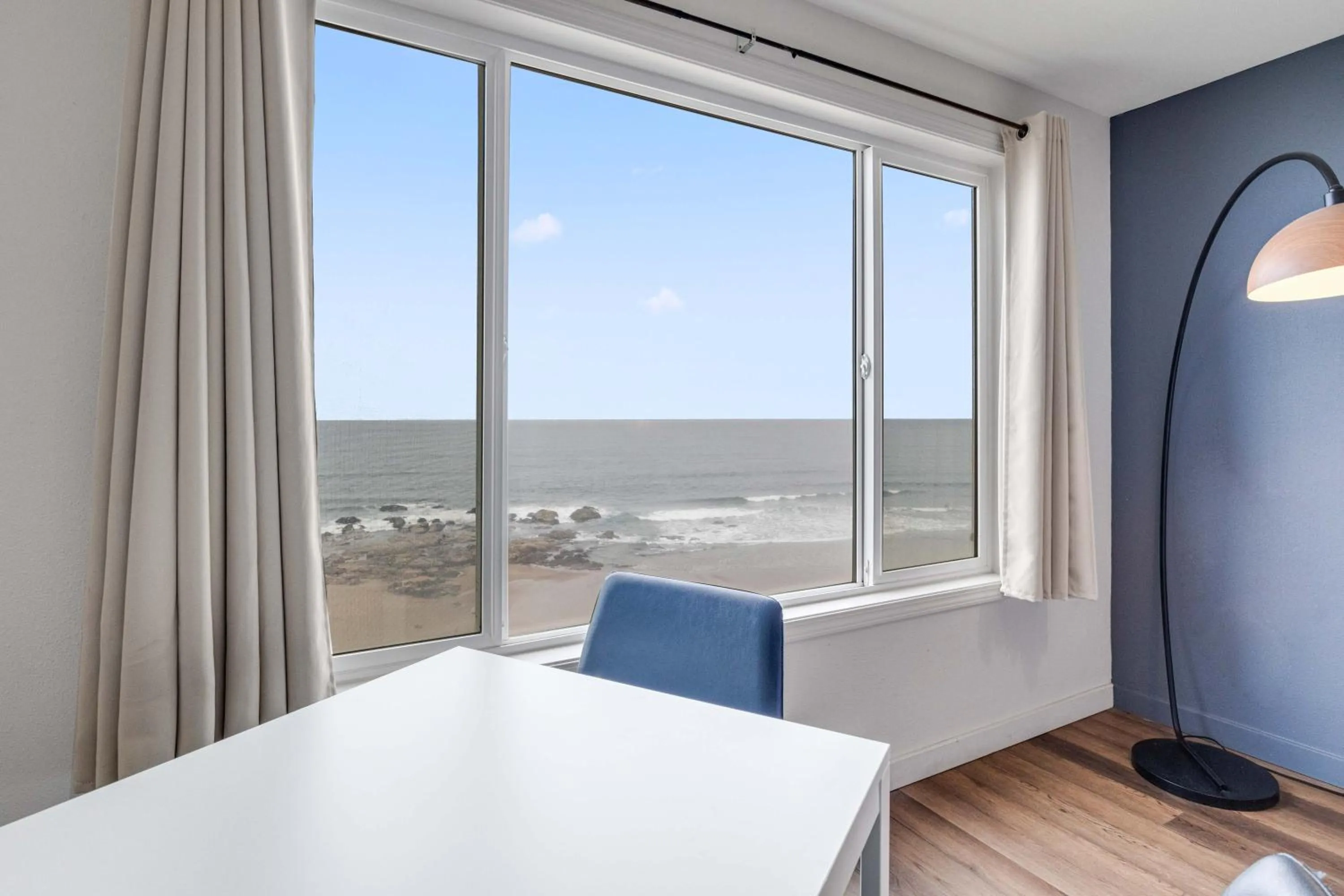 Sea view, Bed in Seagull Beachfront Inn