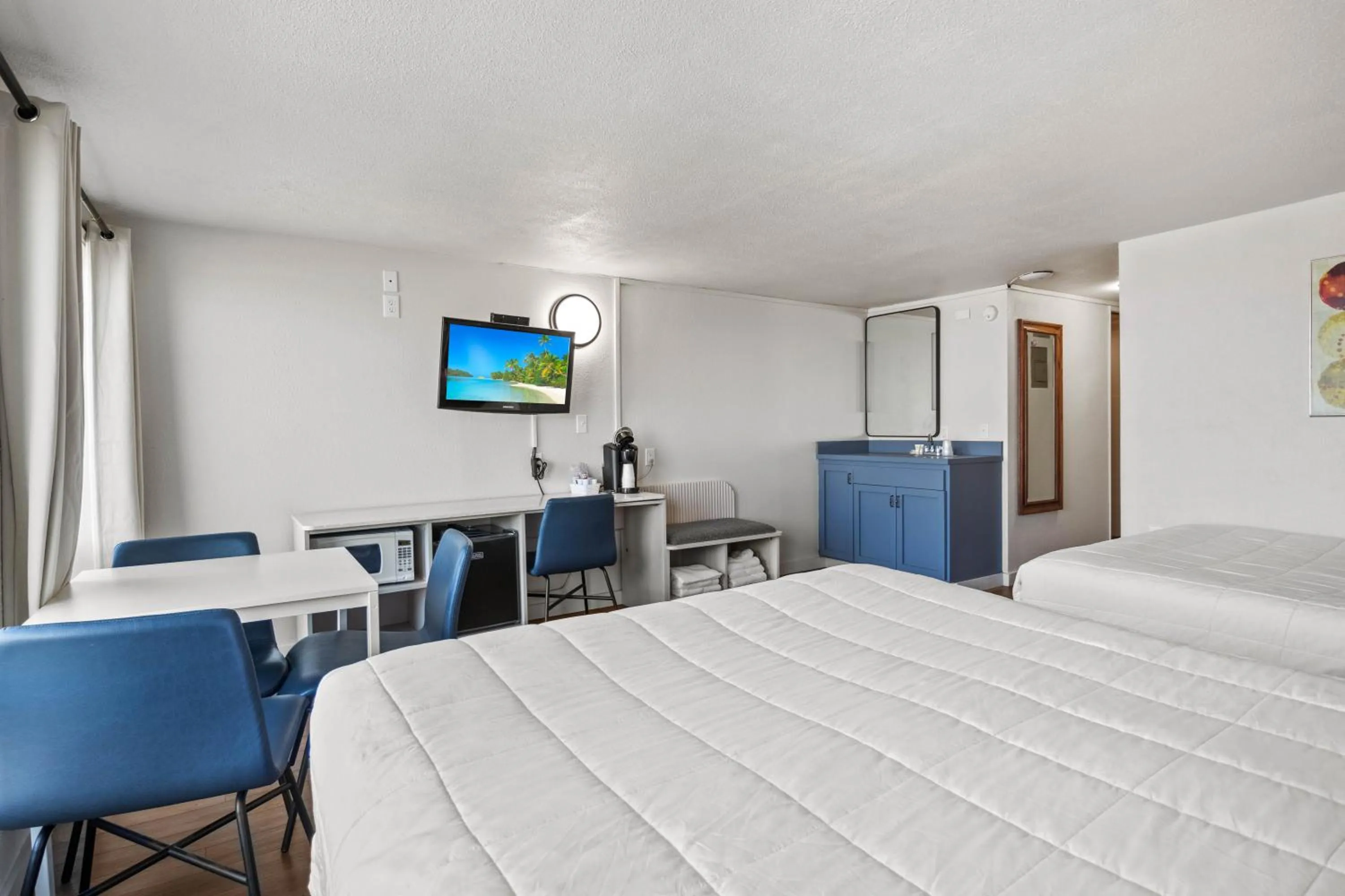 Bed in Seagull Beachfront Inn