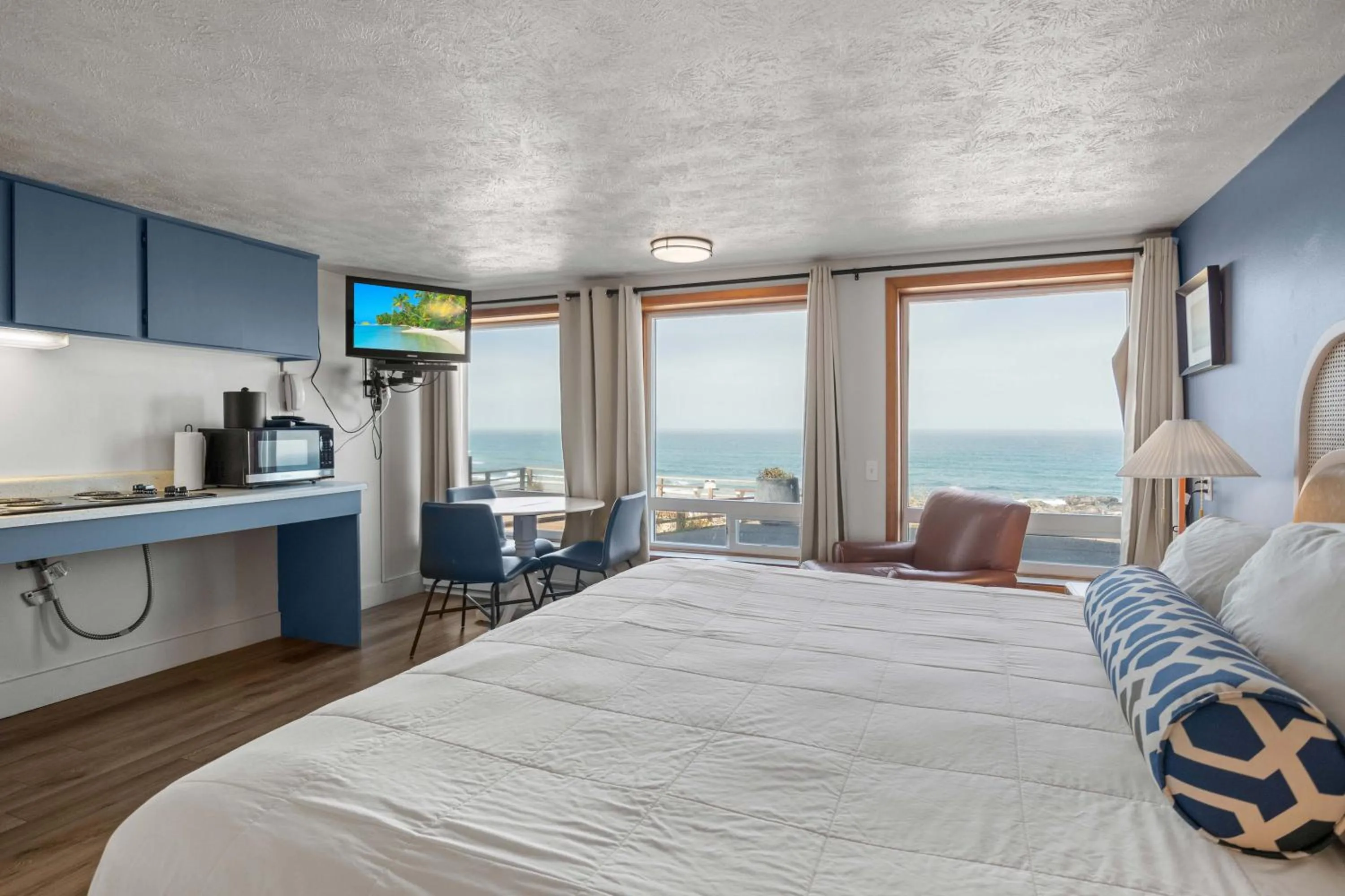 Bed in Seagull Beachfront Inn