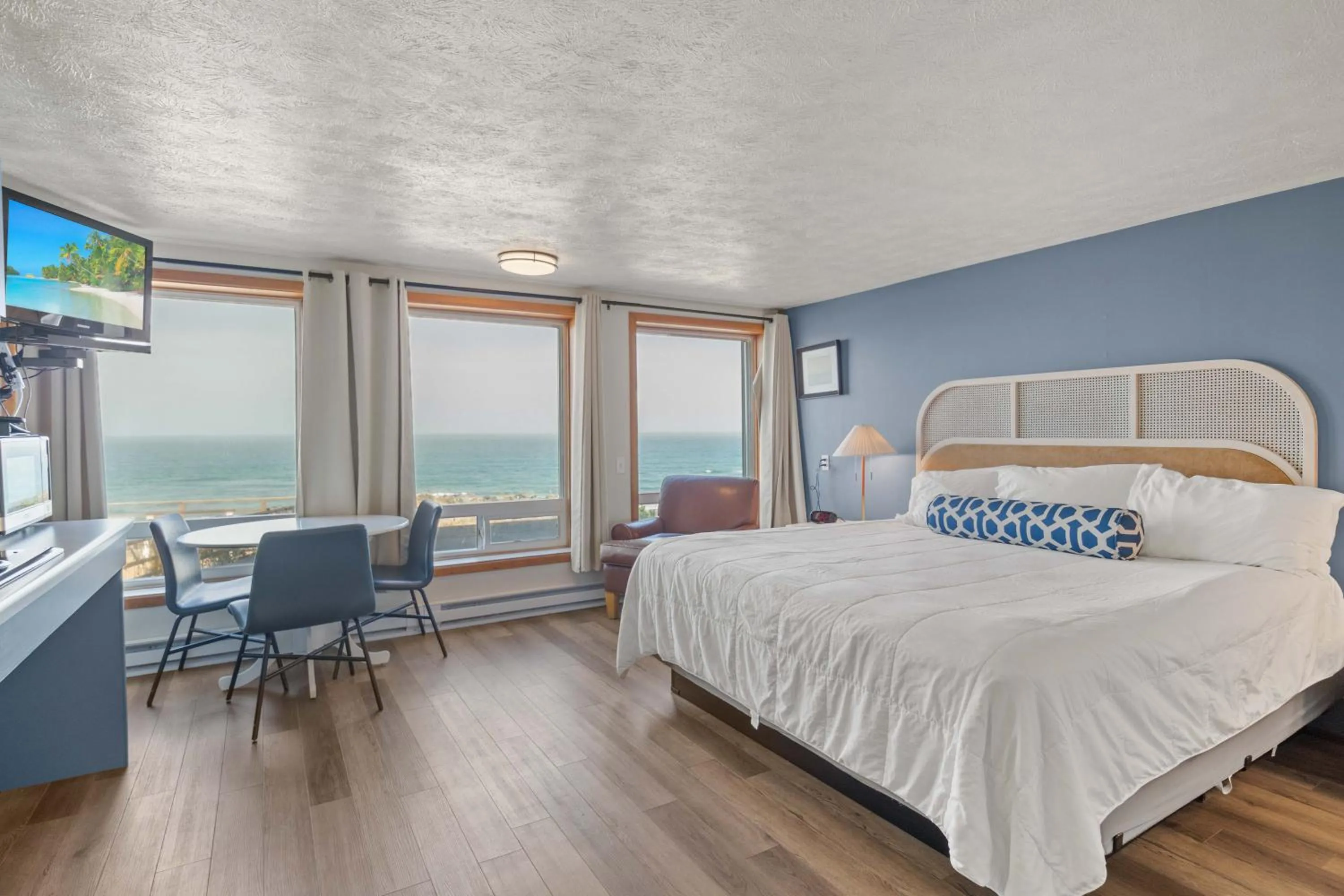 Bed in Seagull Beachfront Inn