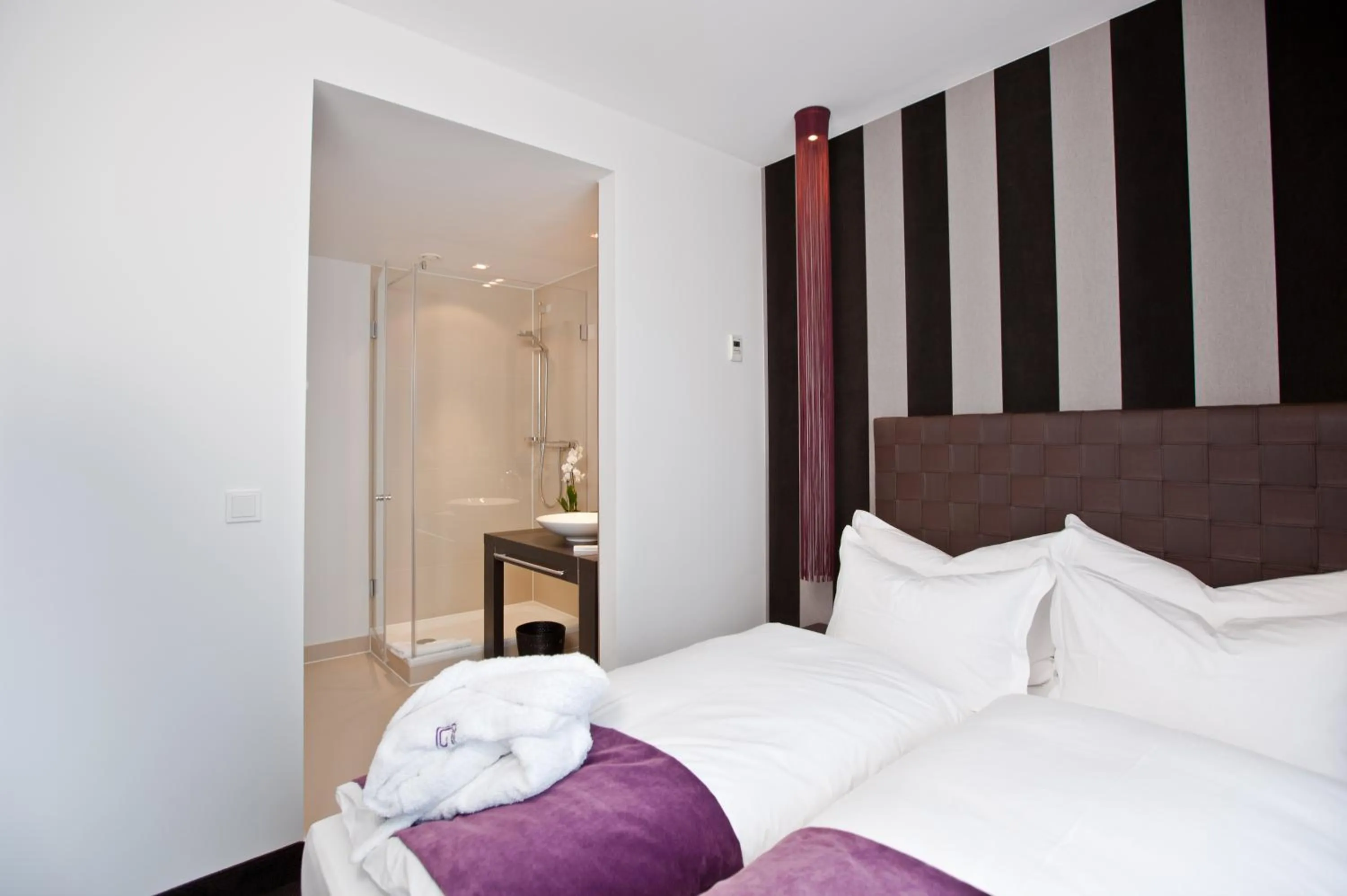 Shower, Bed in Goodman's Living