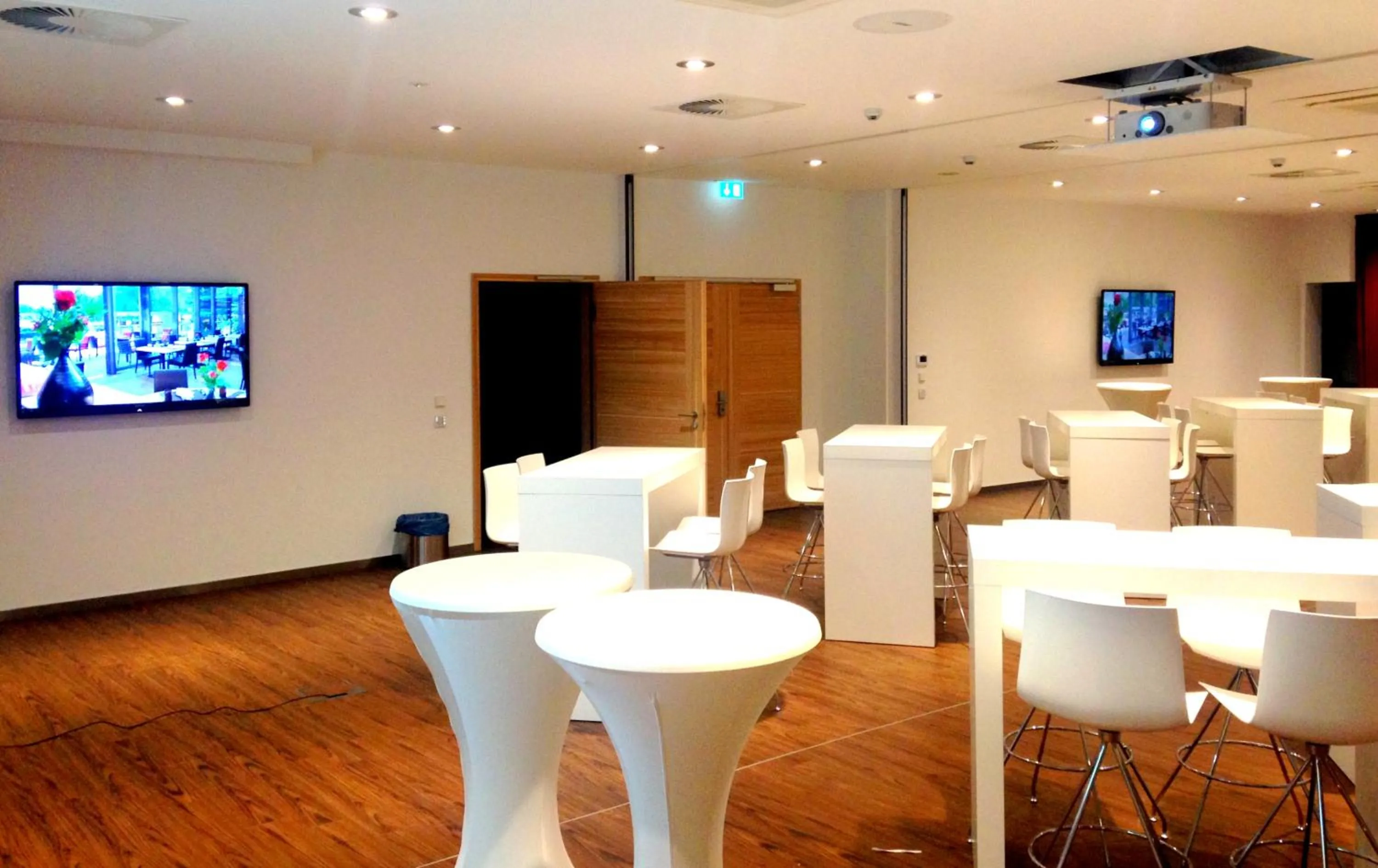 Communal lounge/ TV room in Heiner's Parkhotel