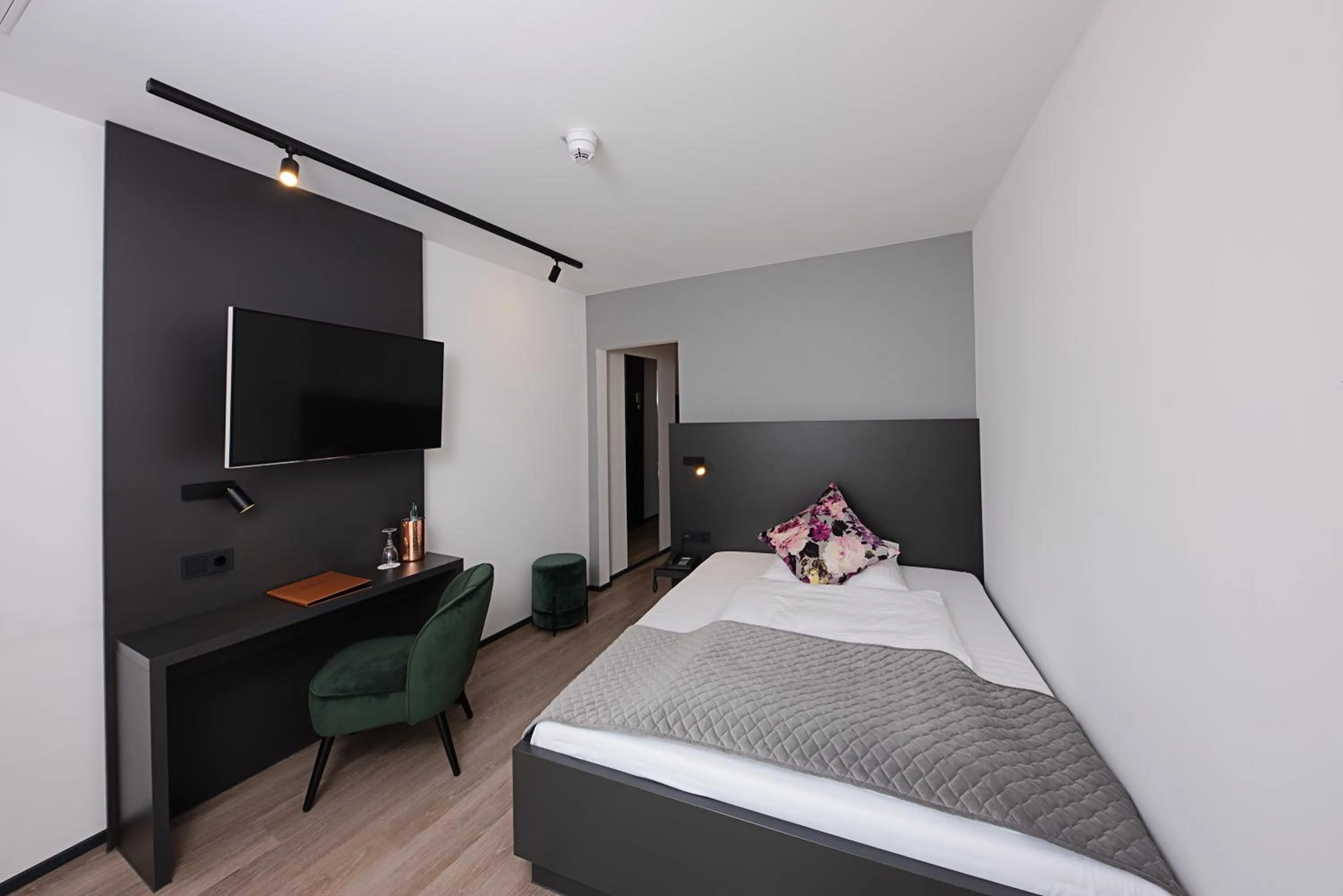 Photo of the whole room, Bed in Schlossberg Hotel Homburg