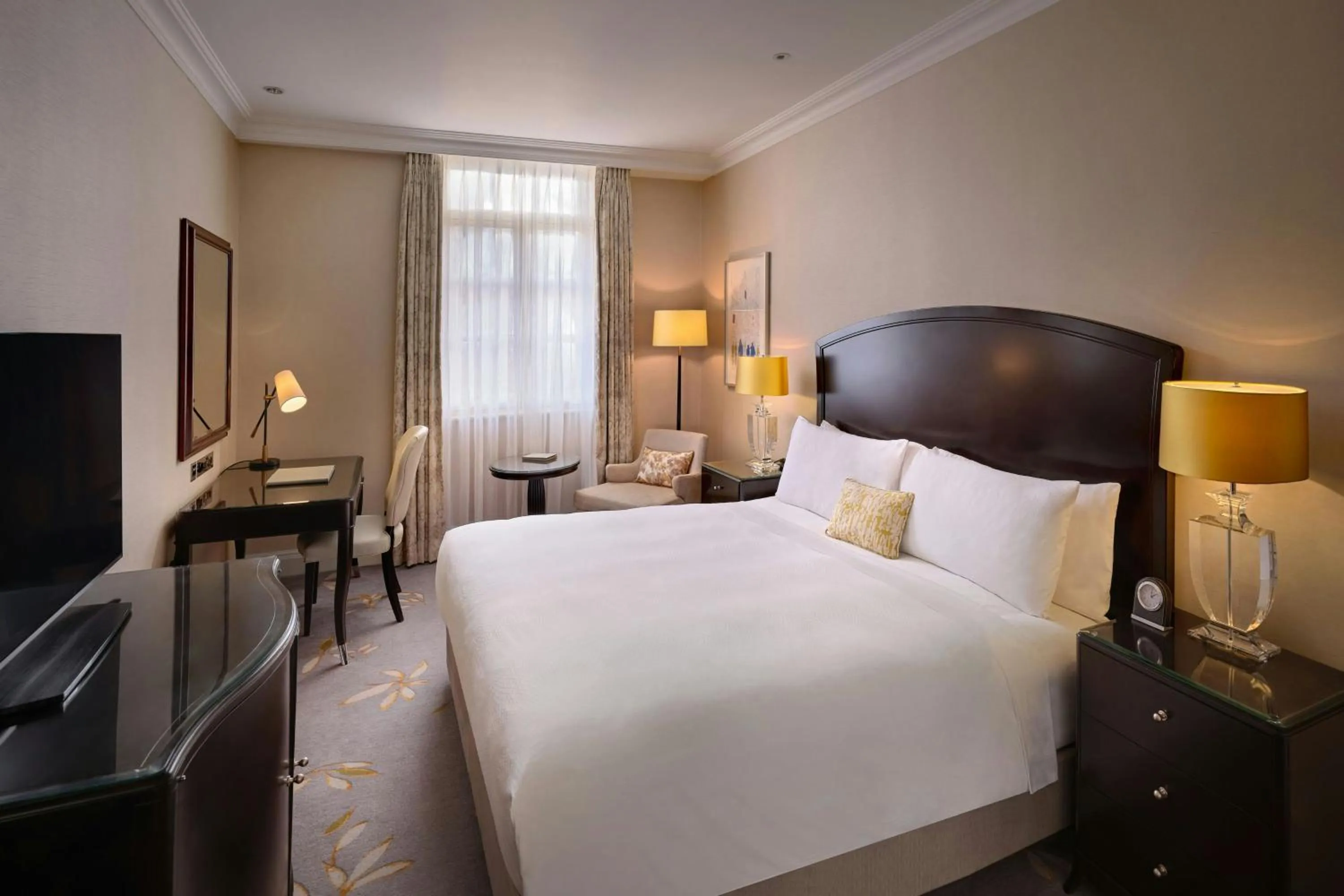 Photo of the whole room, Bed in JW Marriott Grosvenor House London