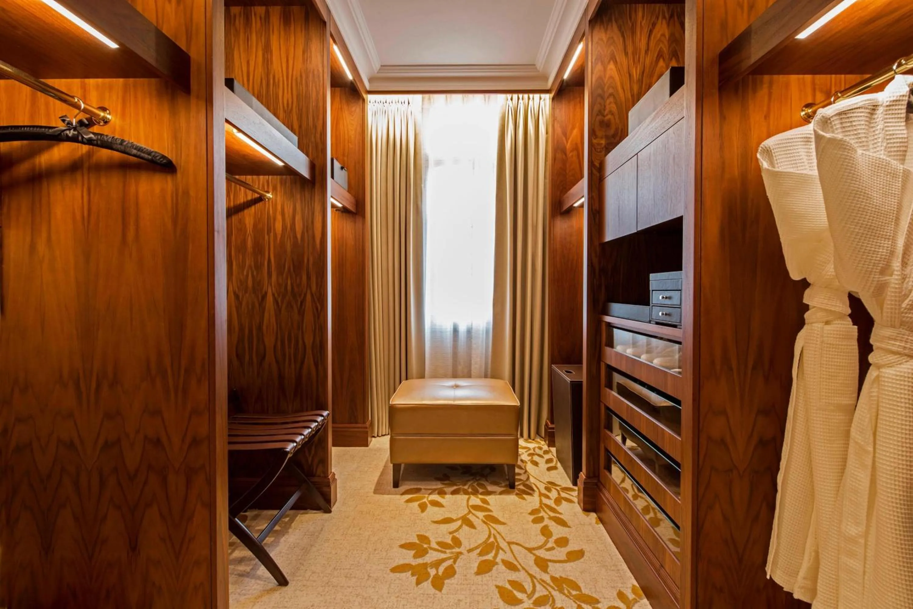 Photo of the whole room, Bed in JW Marriott Grosvenor House London