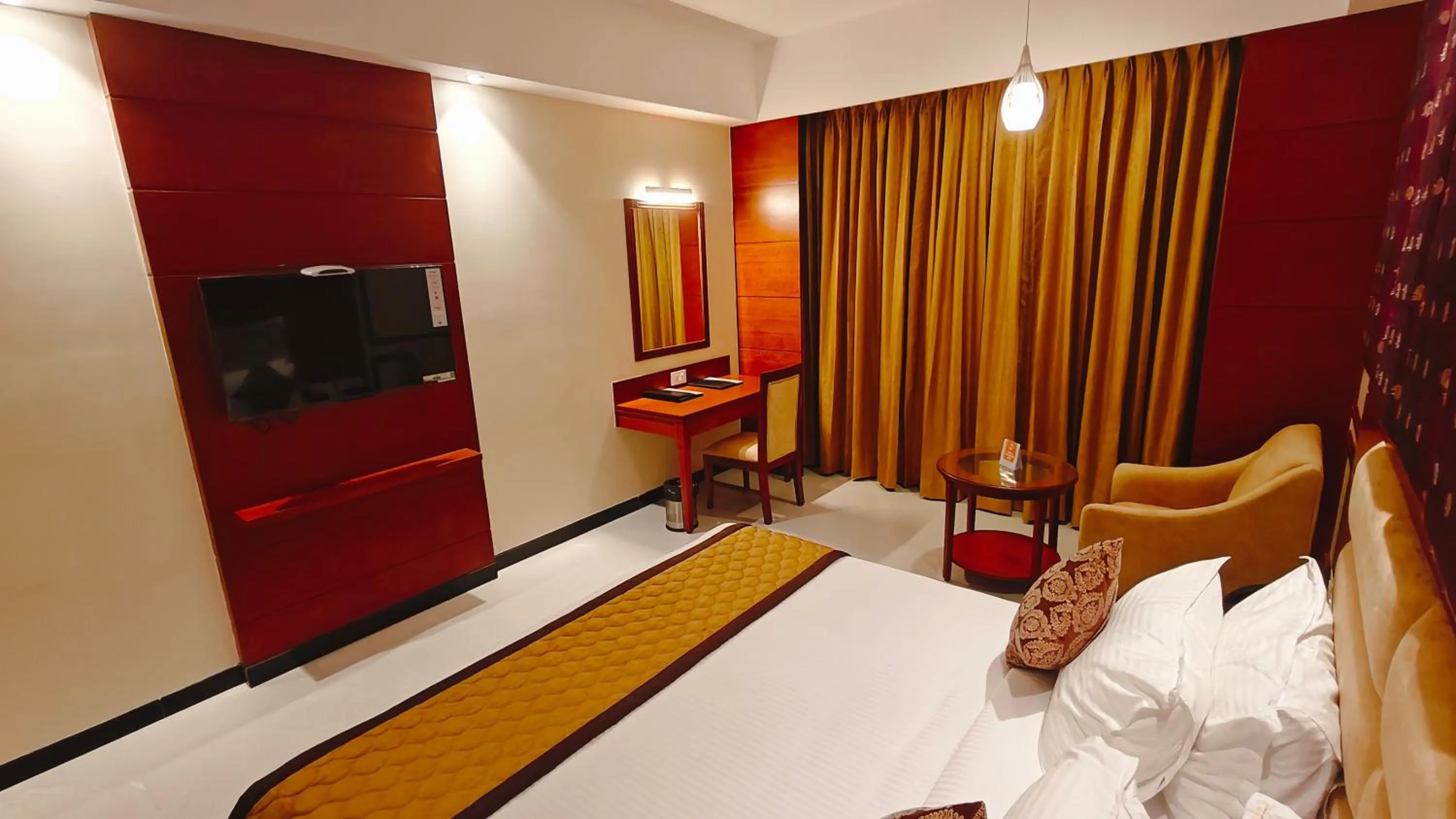 Bed in MM Legacy - A Bergamont Hotel, Kanchipuram