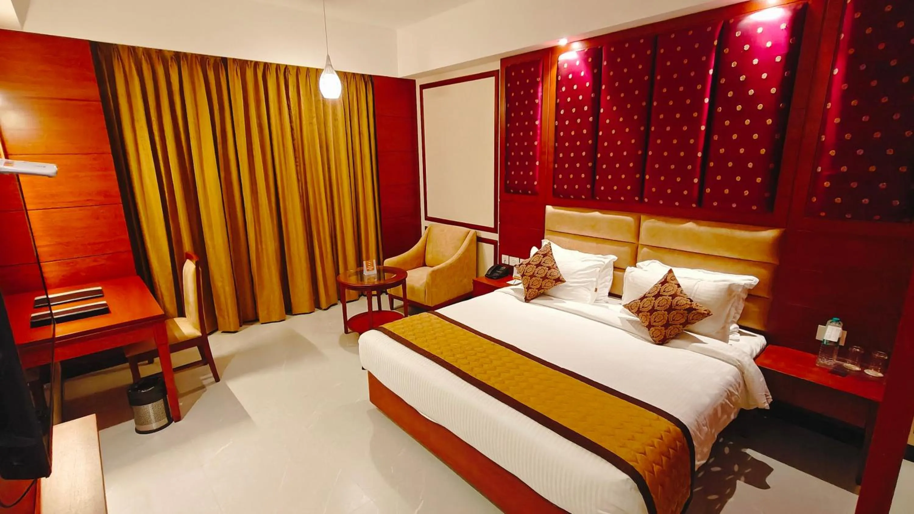 Bed in MM Legacy - A Bergamont Hotel, Kanchipuram