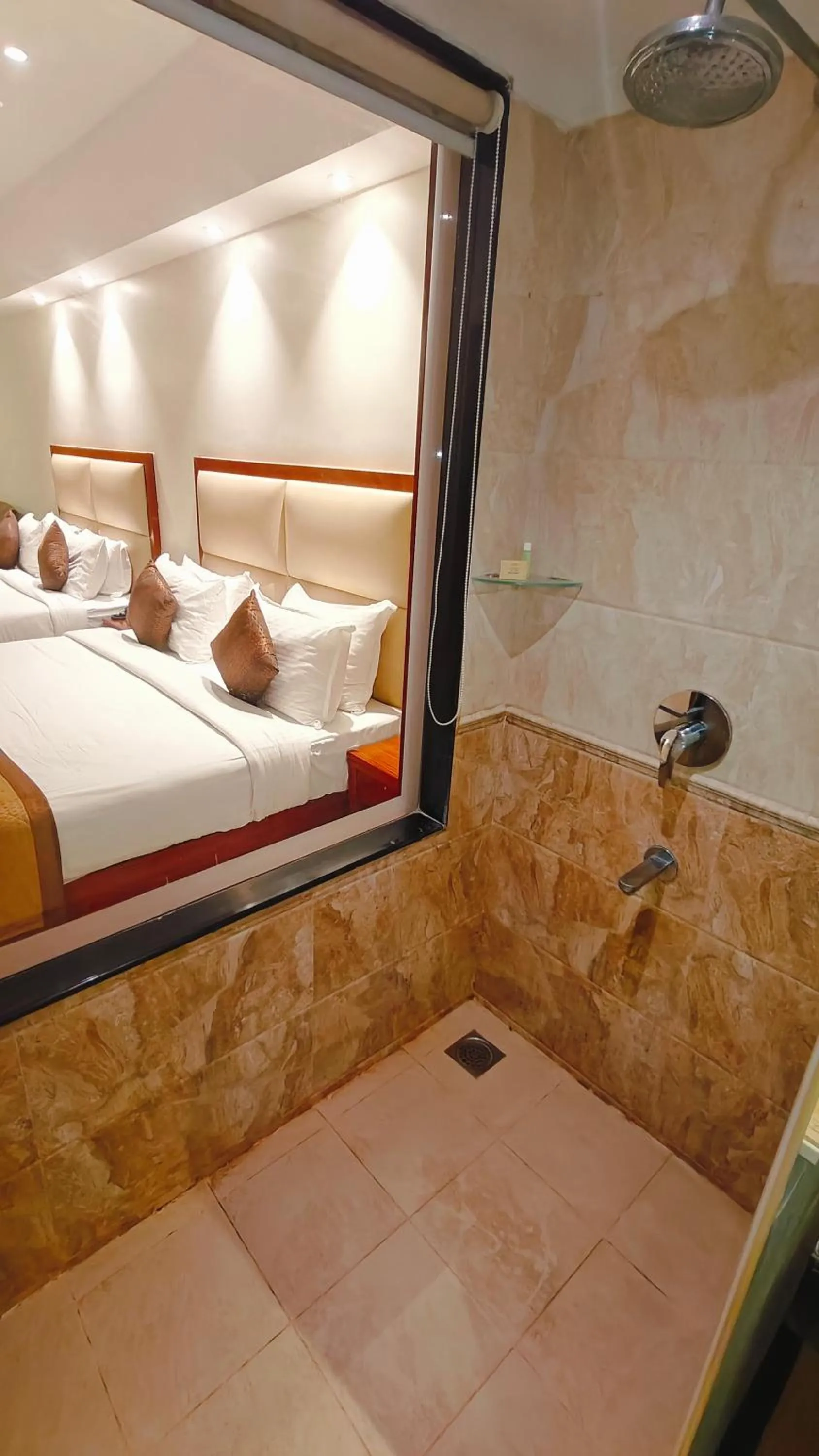 Shower, Bed in MM Legacy - A Bergamont Hotel, Kanchipuram