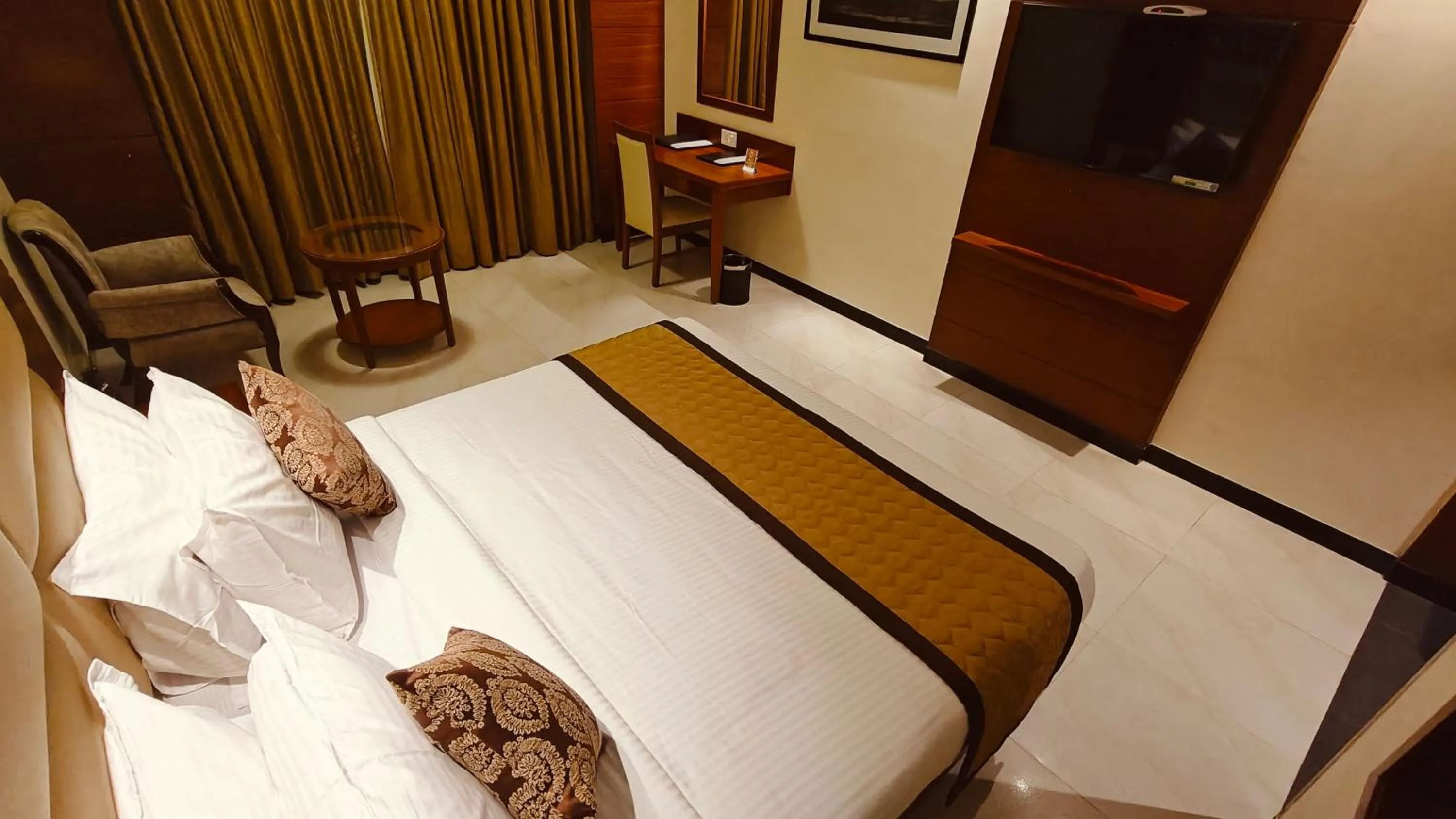 Bed in MM Legacy - A Bergamont Hotel, Kanchipuram