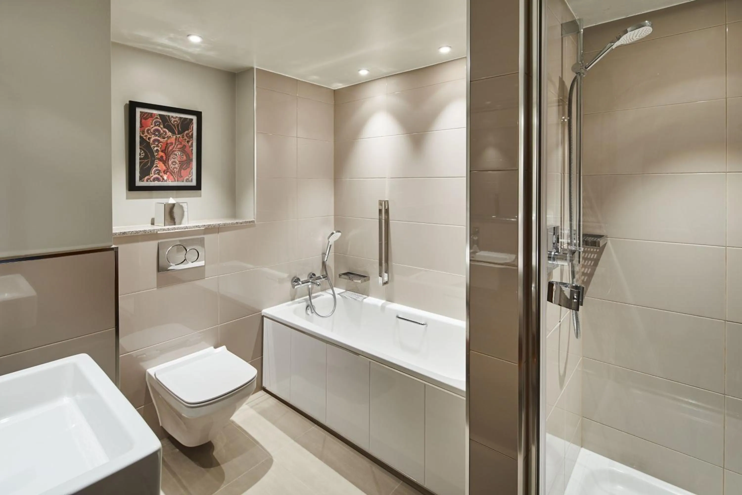 Bathroom in London Marriott Hotel Kensington