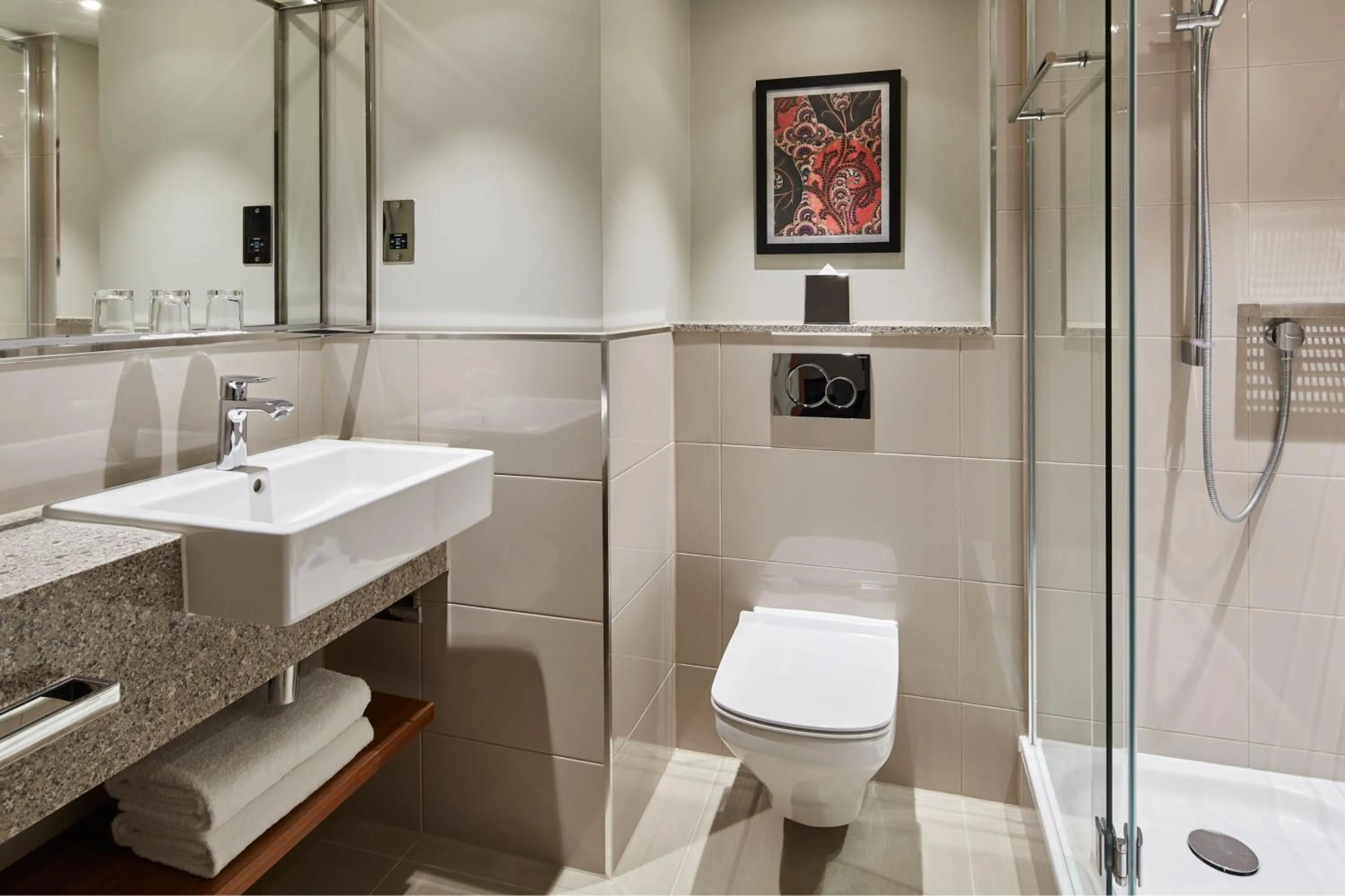 Bathroom in London Marriott Hotel Kensington