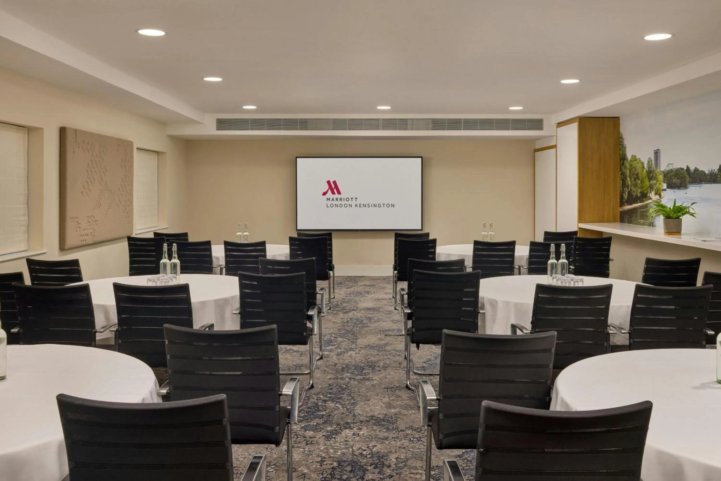 Lounge or bar in London Marriott Hotel Kensington