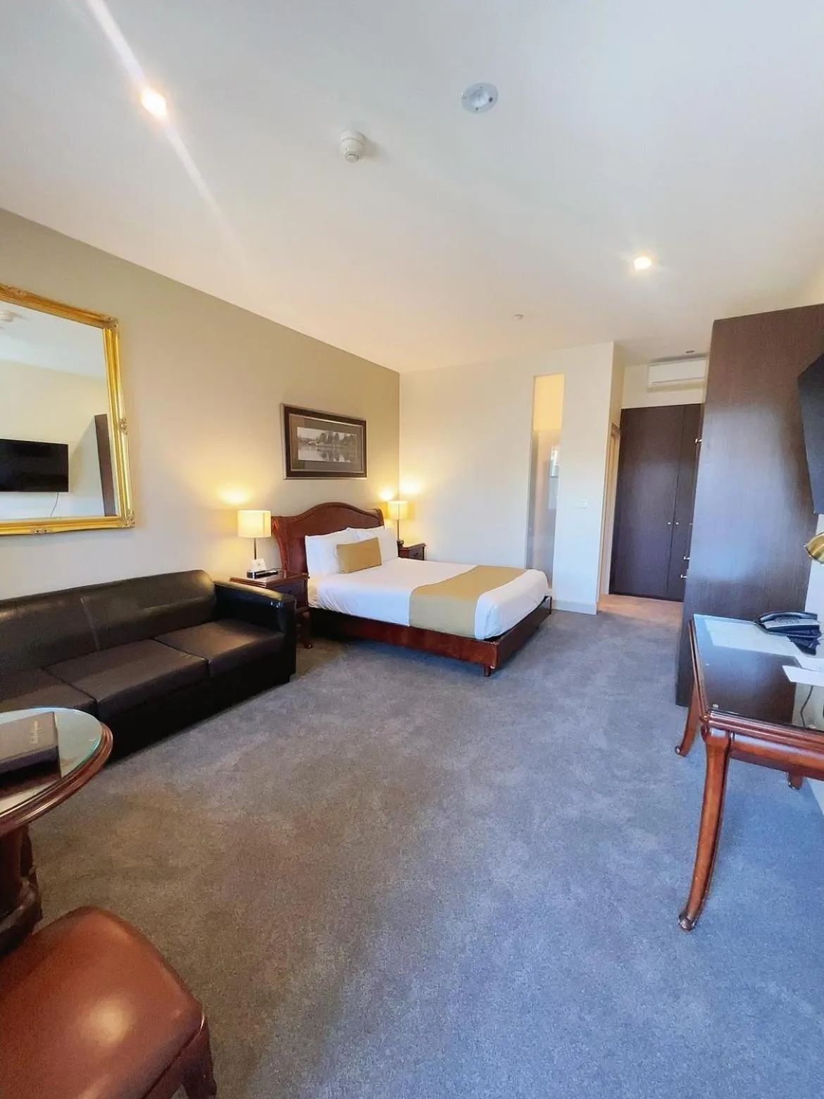 Bed in Quality Inn Heritage on Lydiard