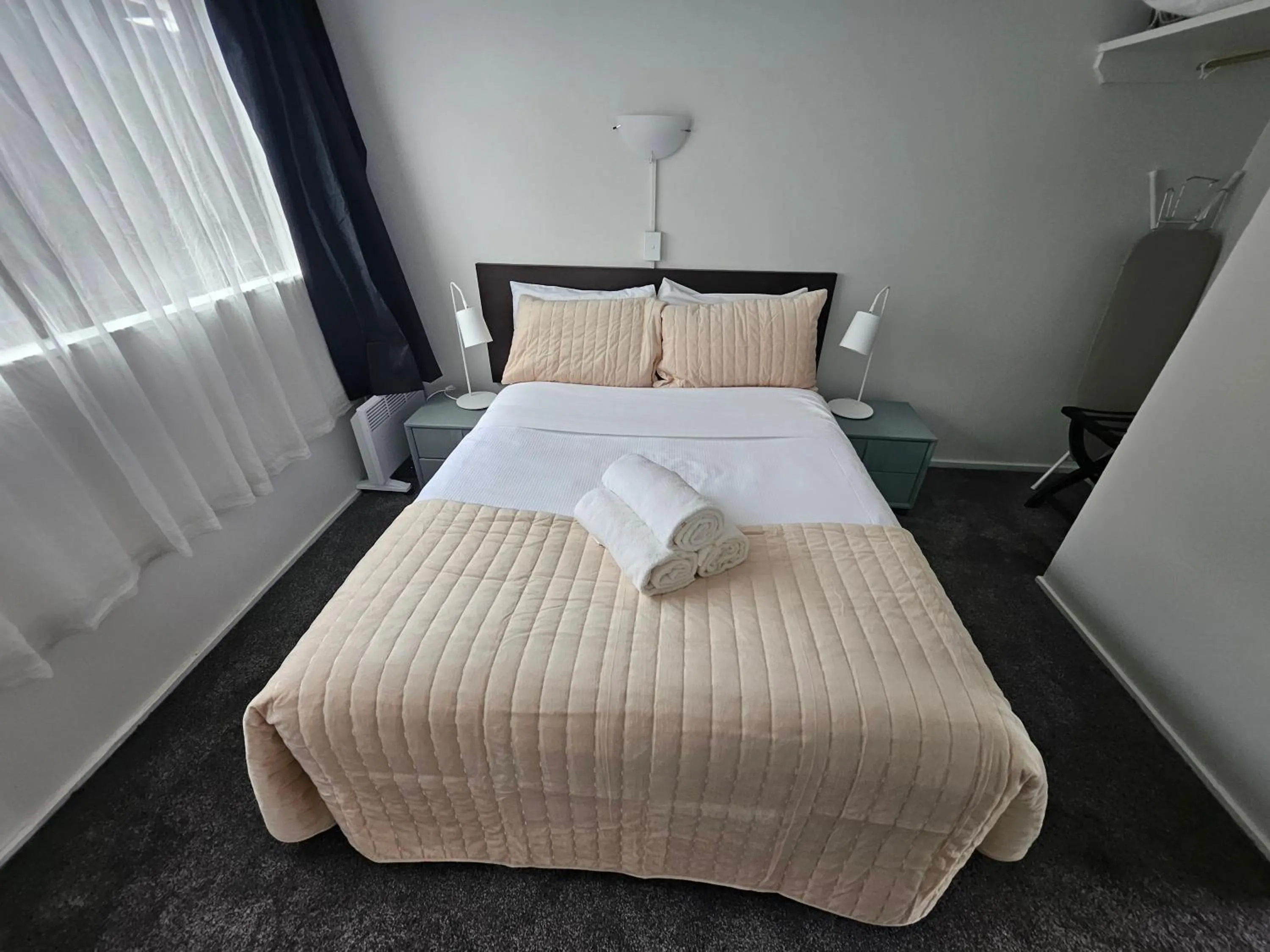 Bed in 88 Wallace Court Motel - Free Parking