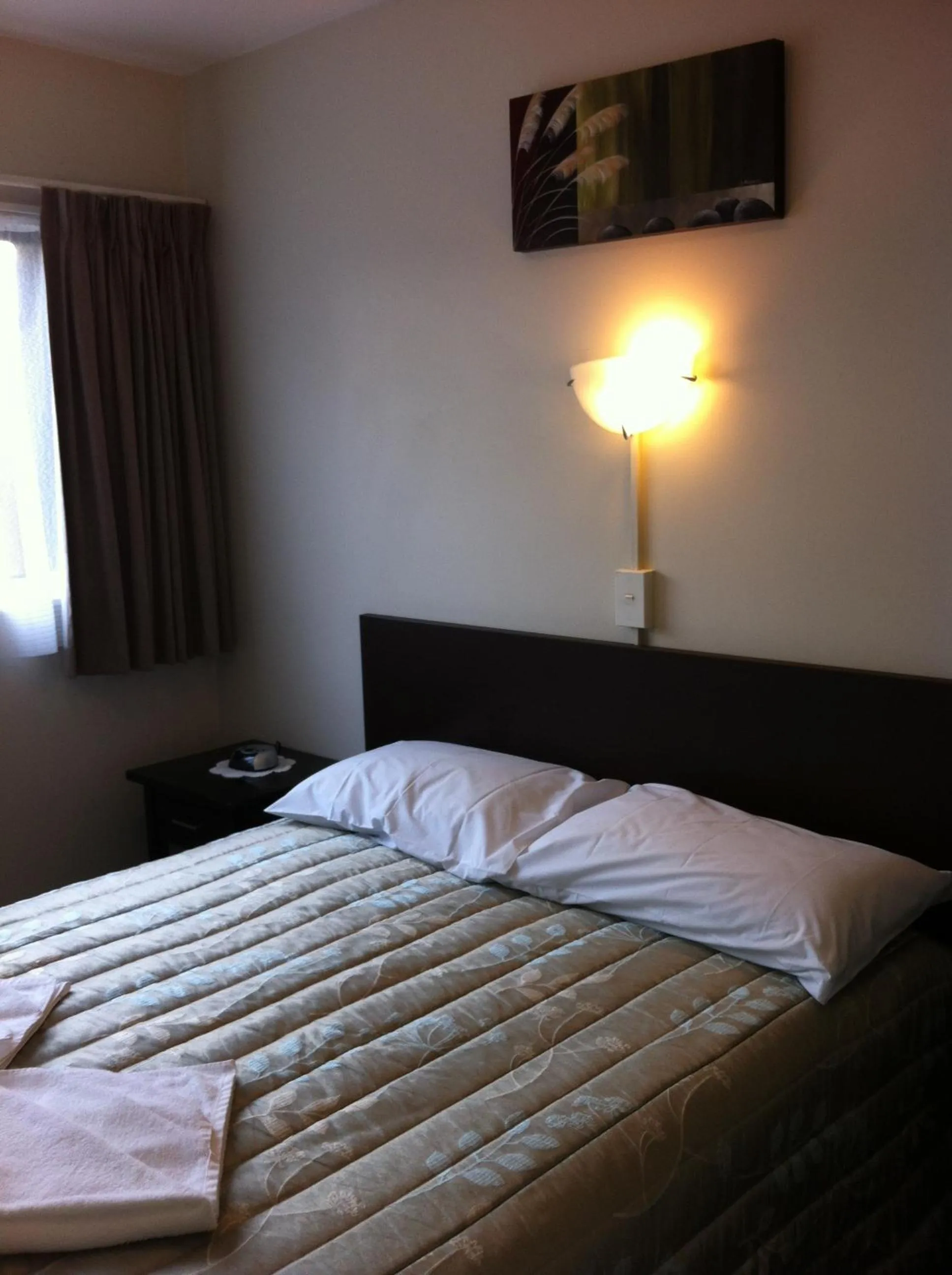 Bed in 88 Wallace Court Motel - Free Parking