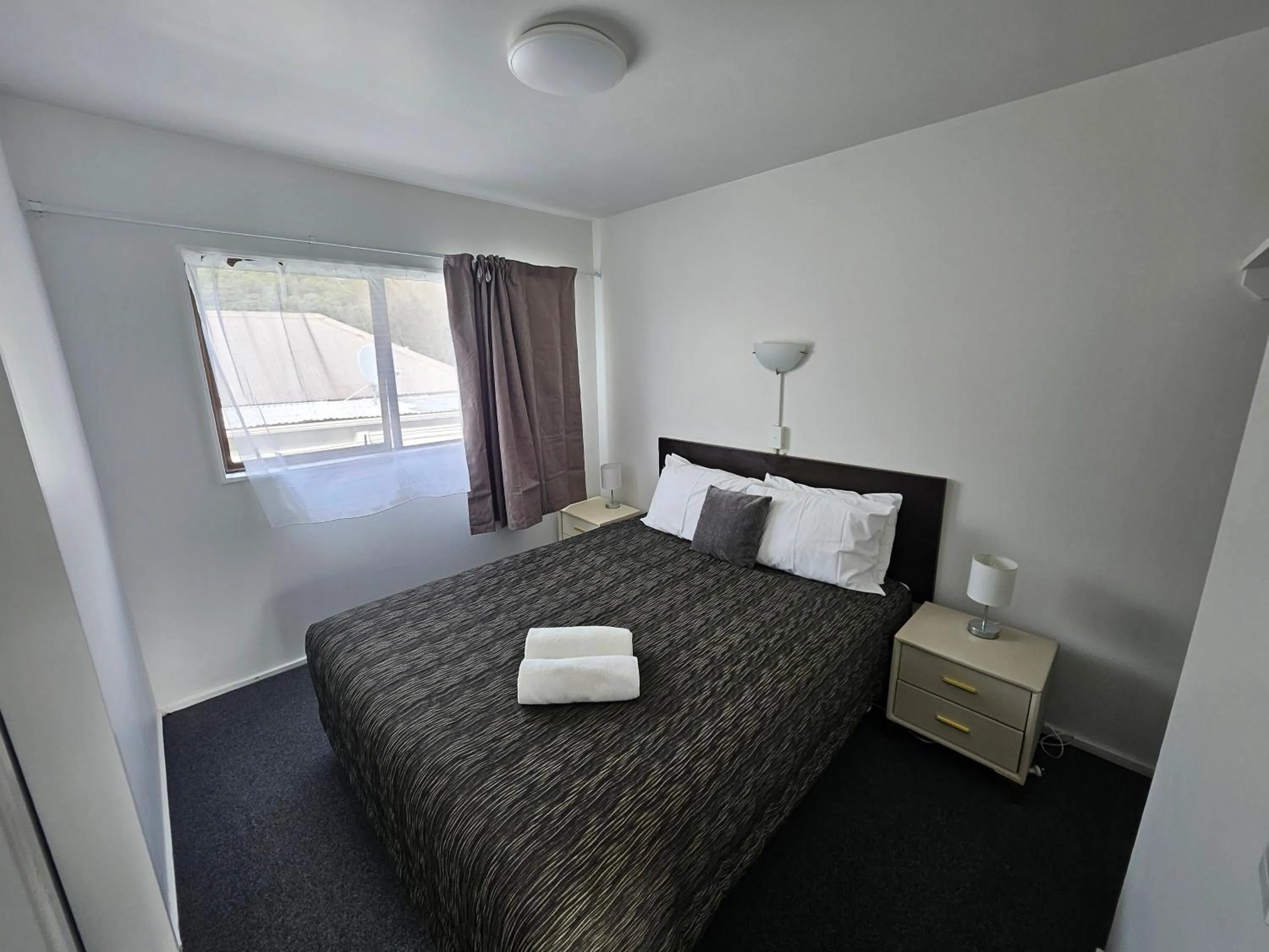 Bed in 88 Wallace Court Motel - Free Parking