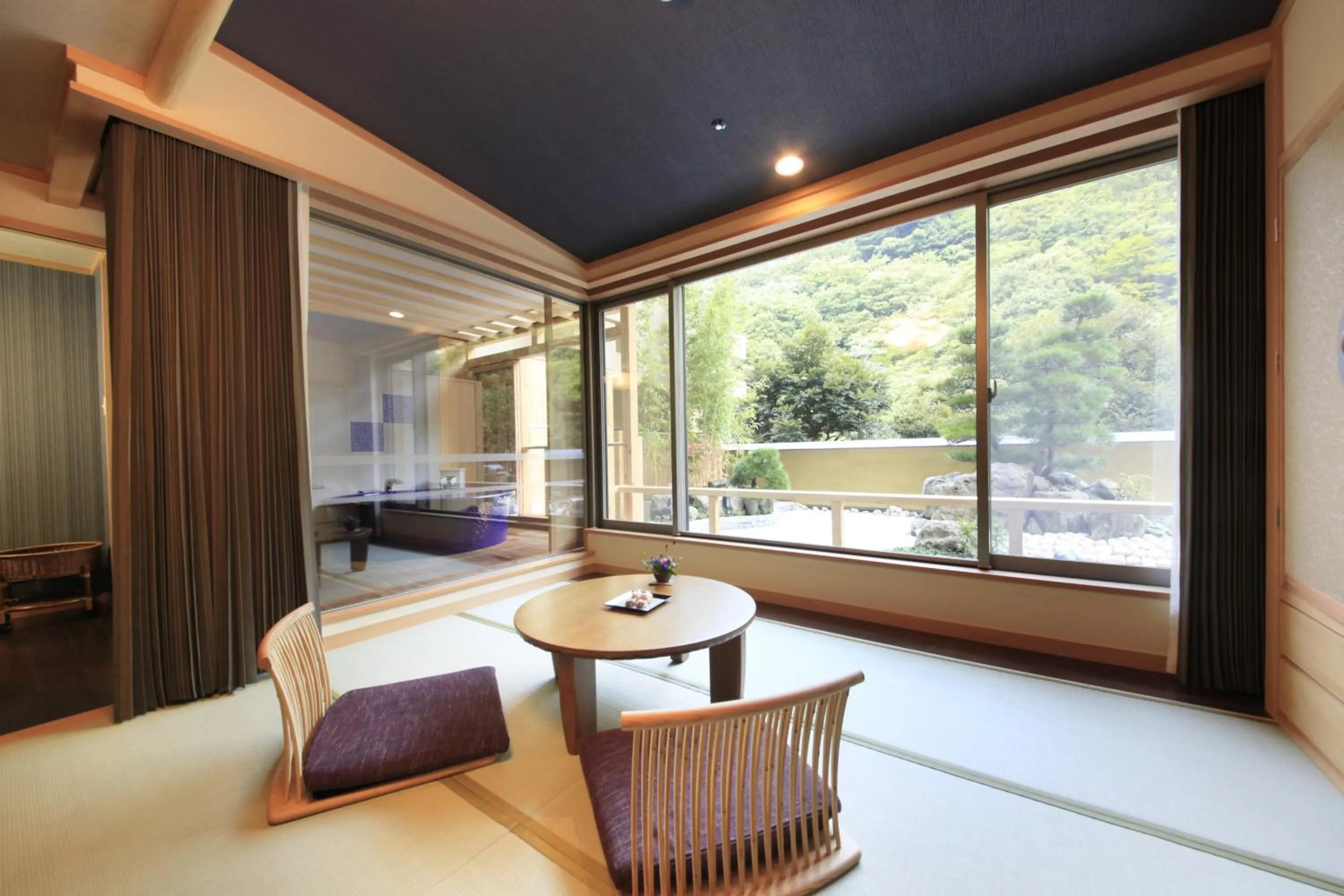 Garden view, Bed in Hotel Okada