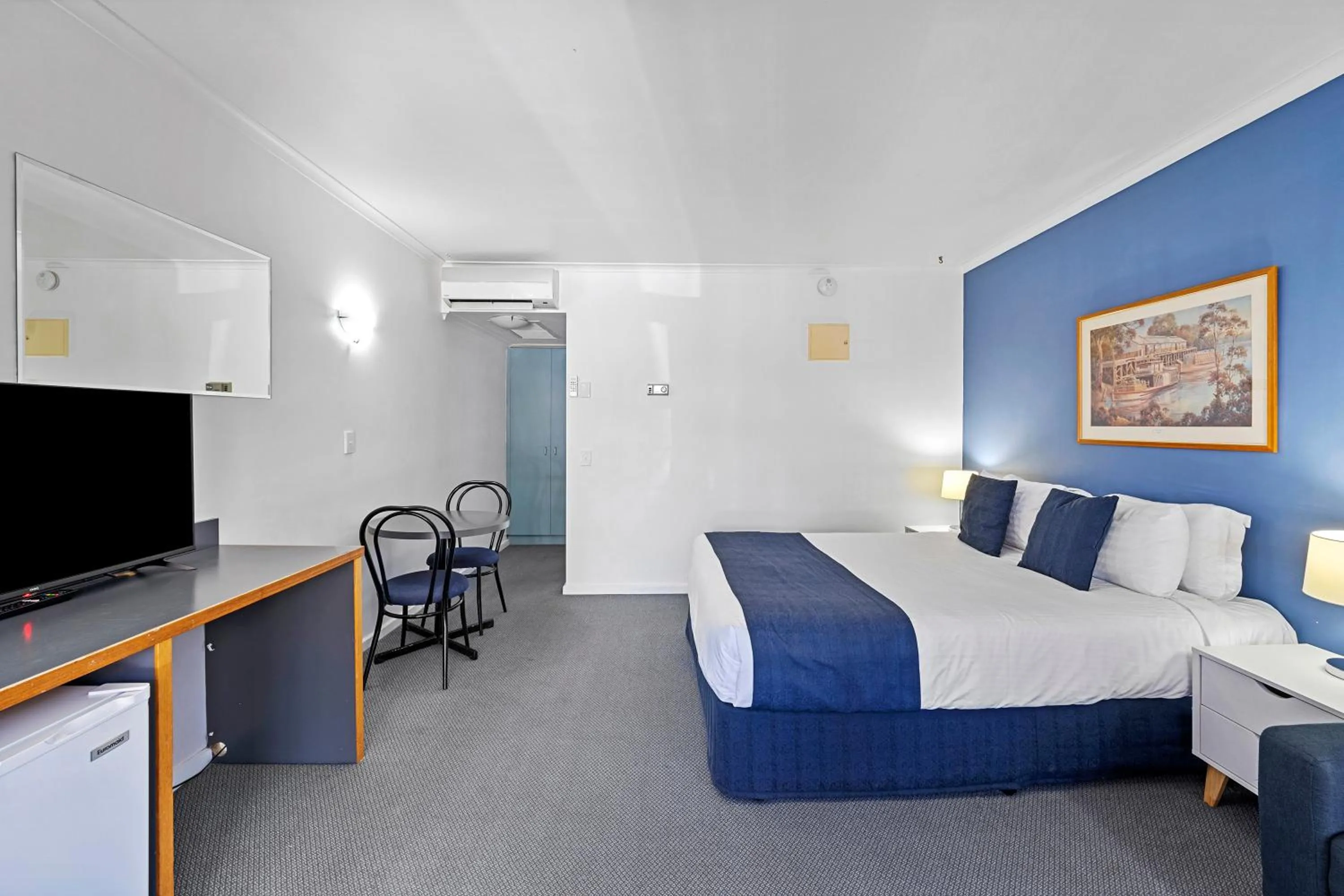 Bed in The River Boat Hotel - Echuca