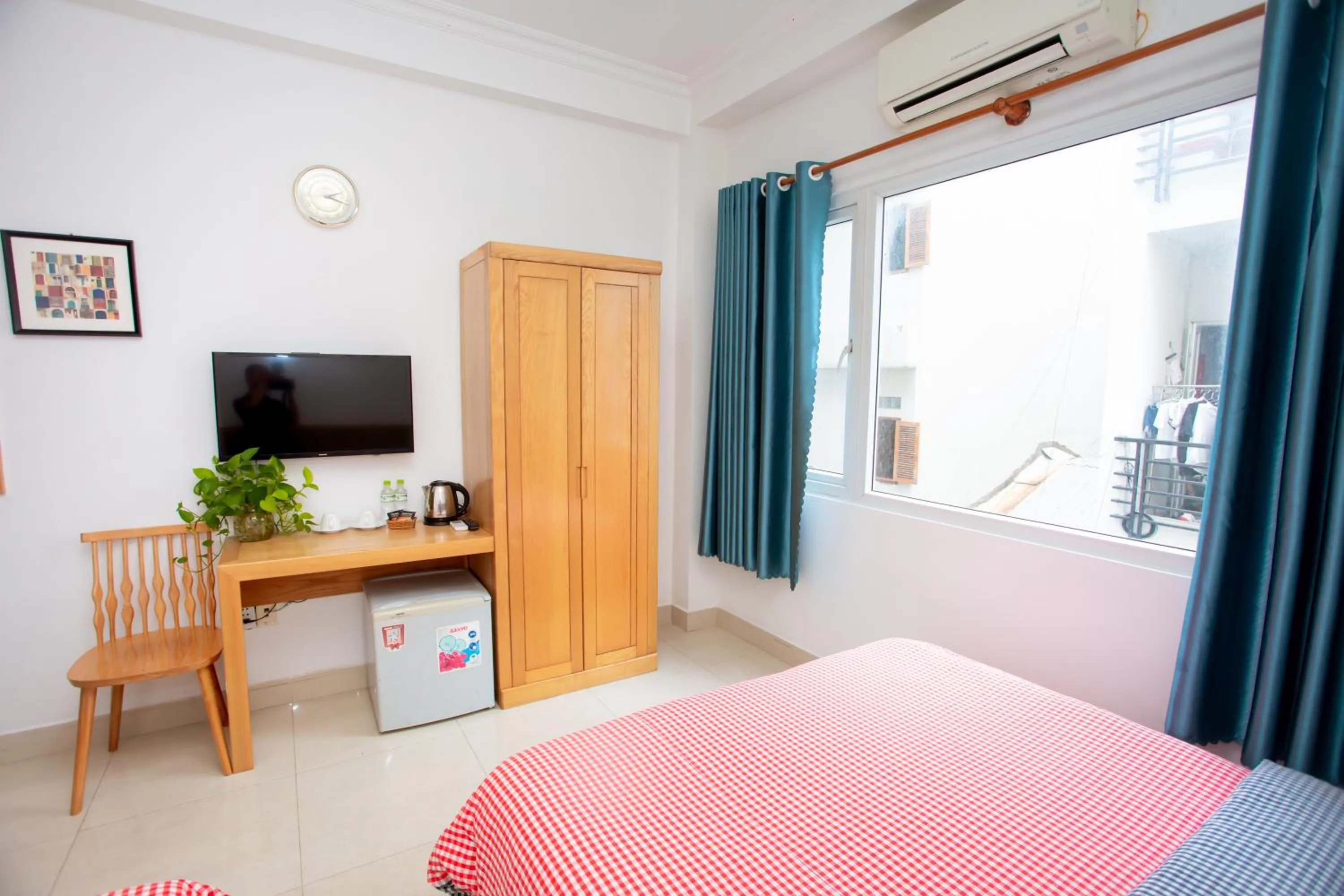 Photo of the whole room, Bed in Phan Anh Hotel - Bui Vien Walking Street