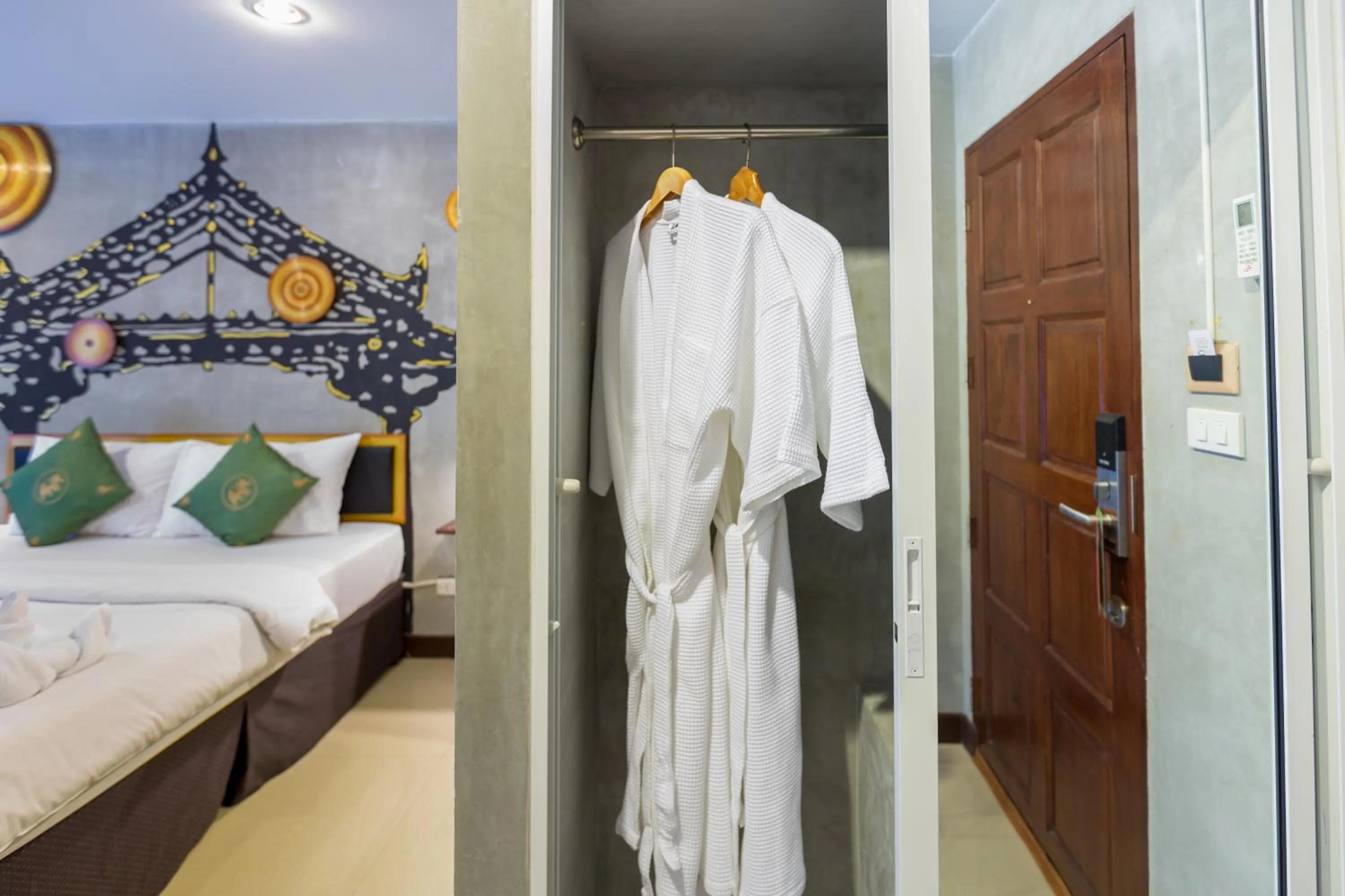 Shower, Bed in Baan Kamala Fantasea Hotel