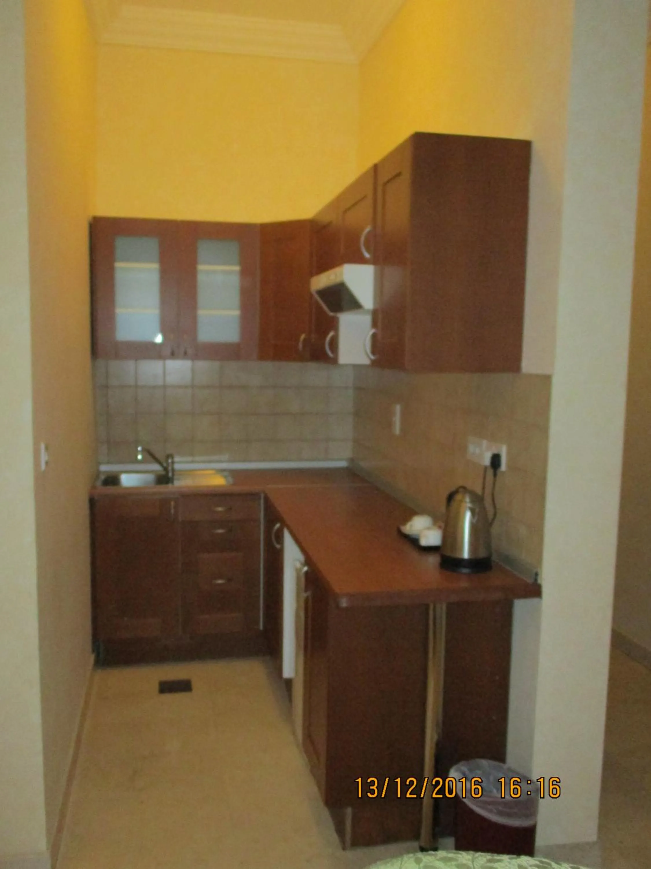 Coffee/tea facilities, Kitchen/Kitchenette in Issham Hotel