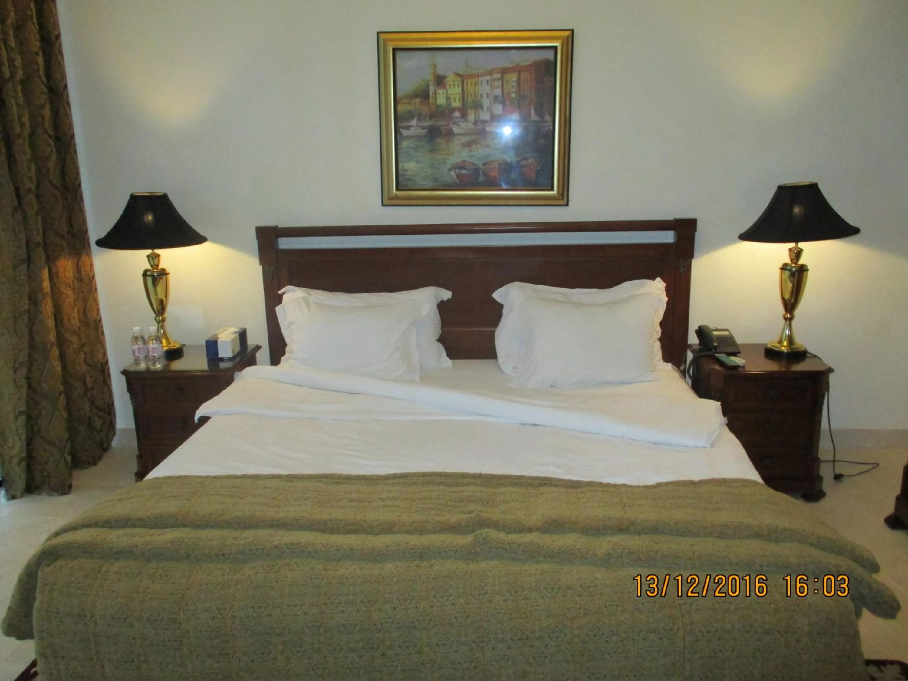 Bedroom, Bed in Issham Hotel