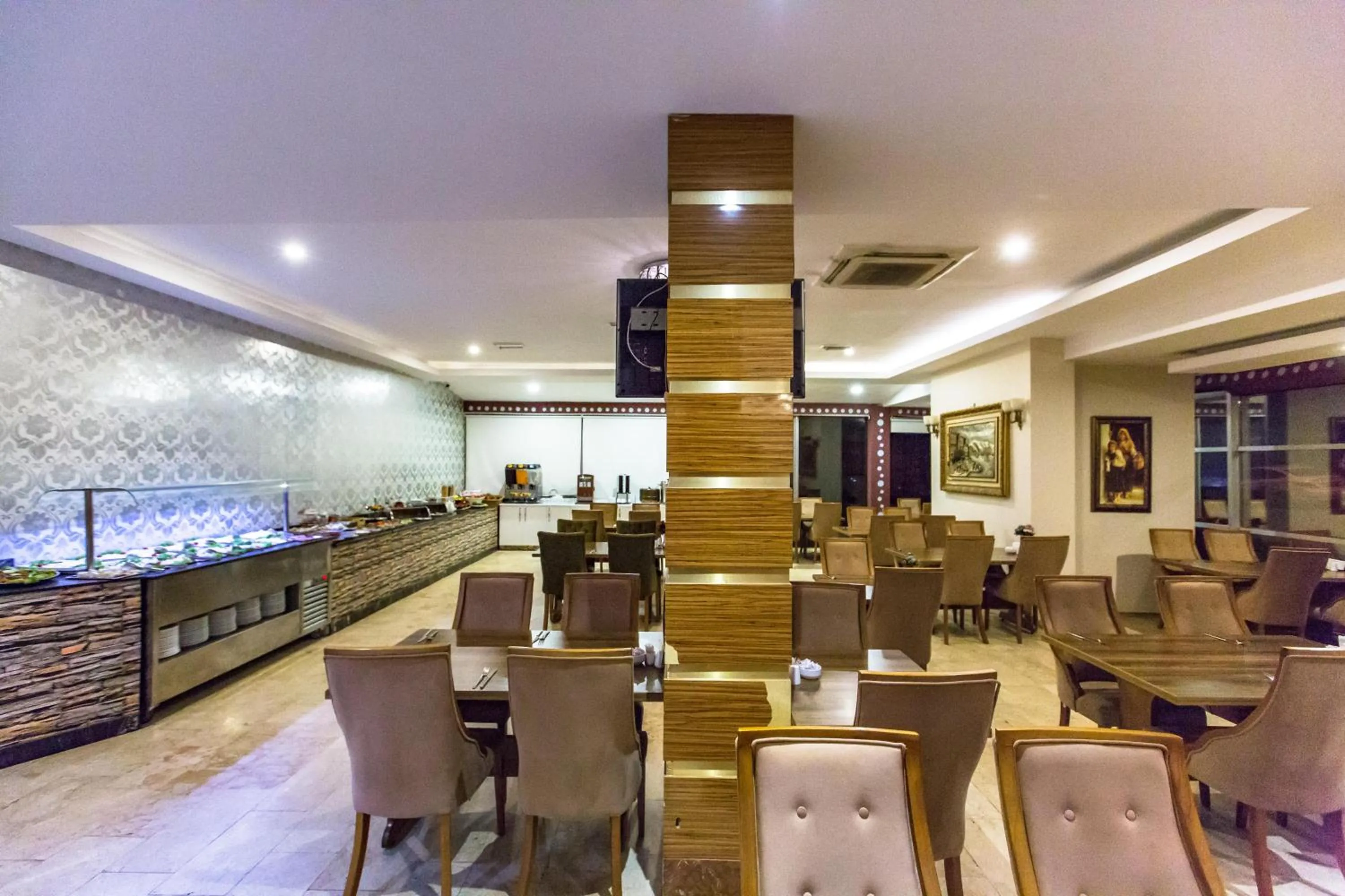 Restaurant/places to eat in Formback Thermal Suit & Apart