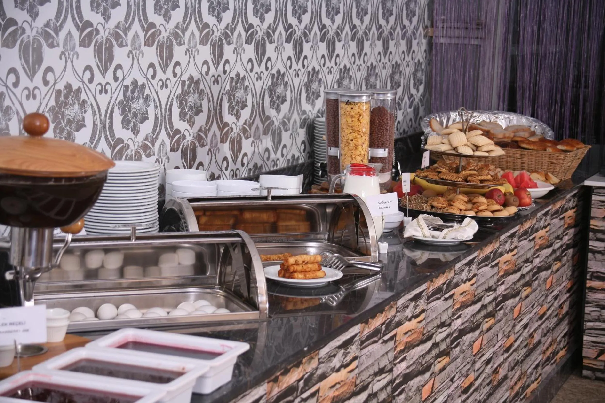 Restaurant/places to eat in Formback Thermal Suit & Apart