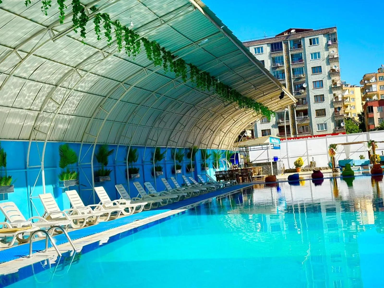 Swimming pool in Malabadi Hotel