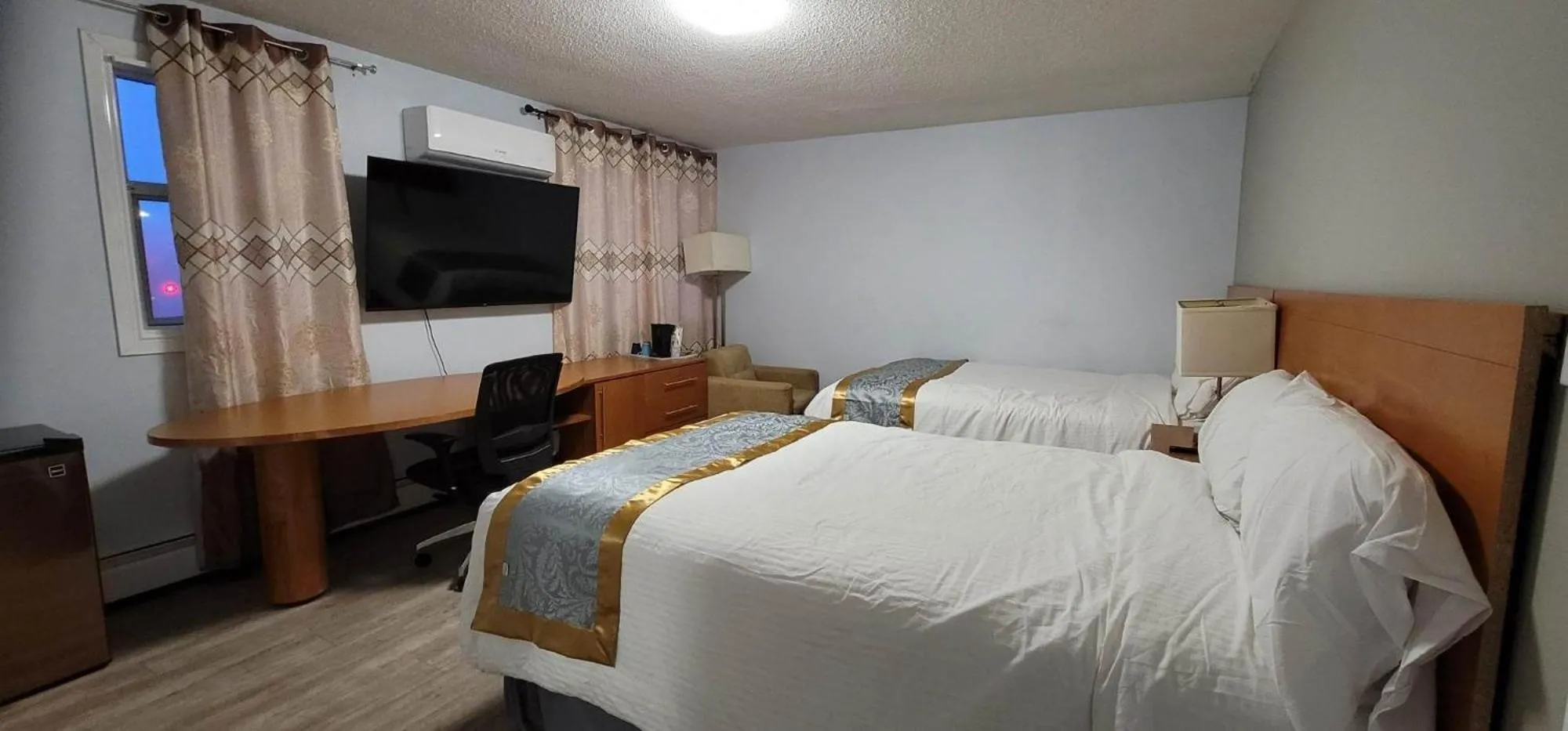 Bedroom, Bed in Niagara Inn