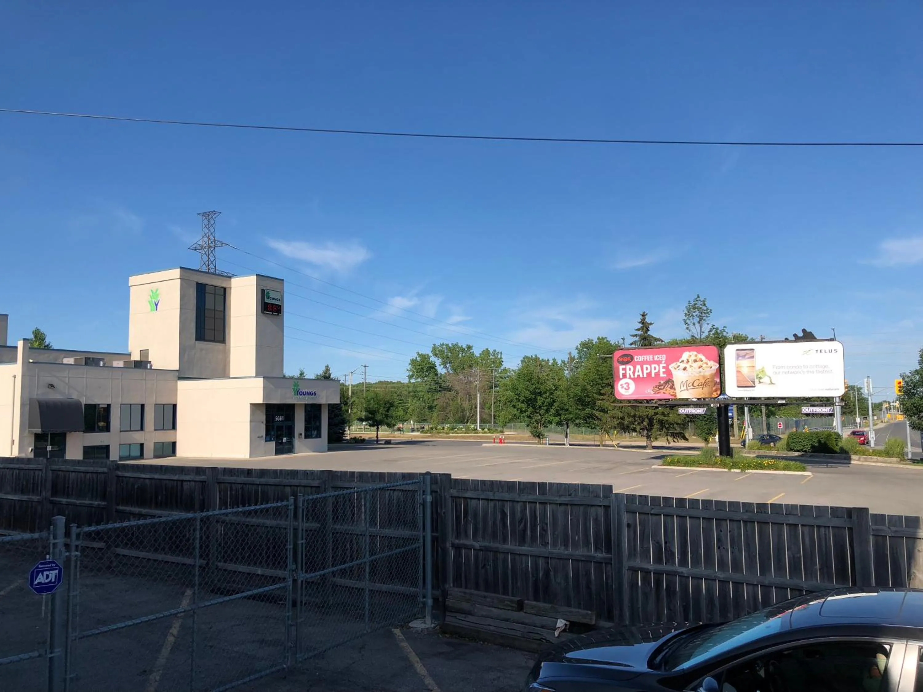 Property building in Niagara Inn