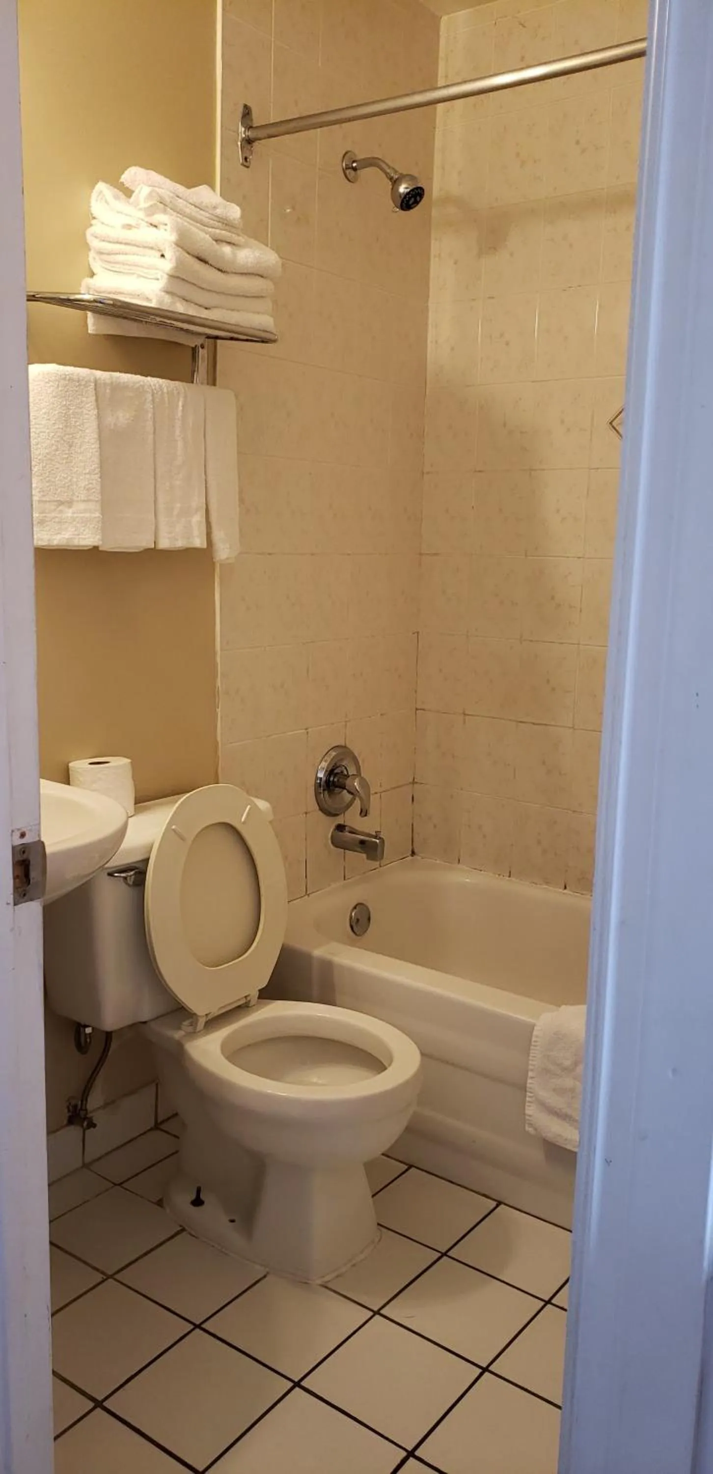 Bathroom in Niagara Inn