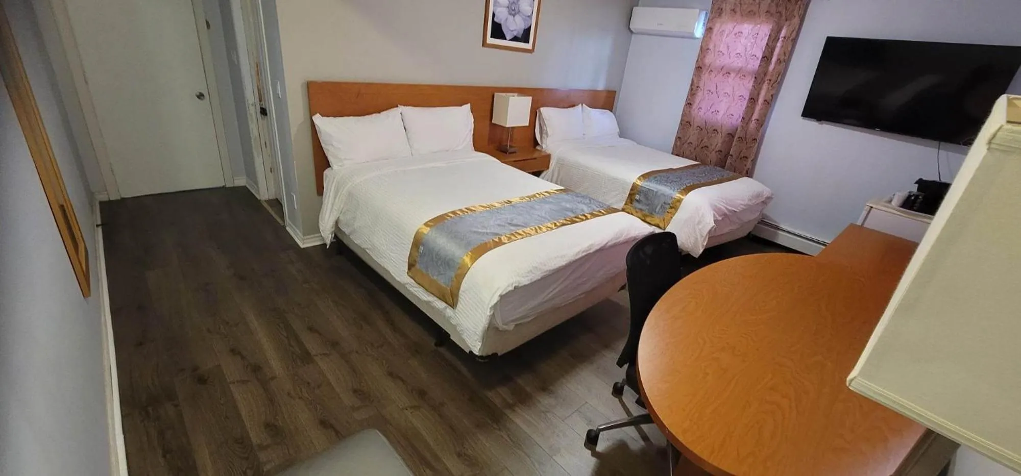 Bedroom, Bed in Niagara Inn