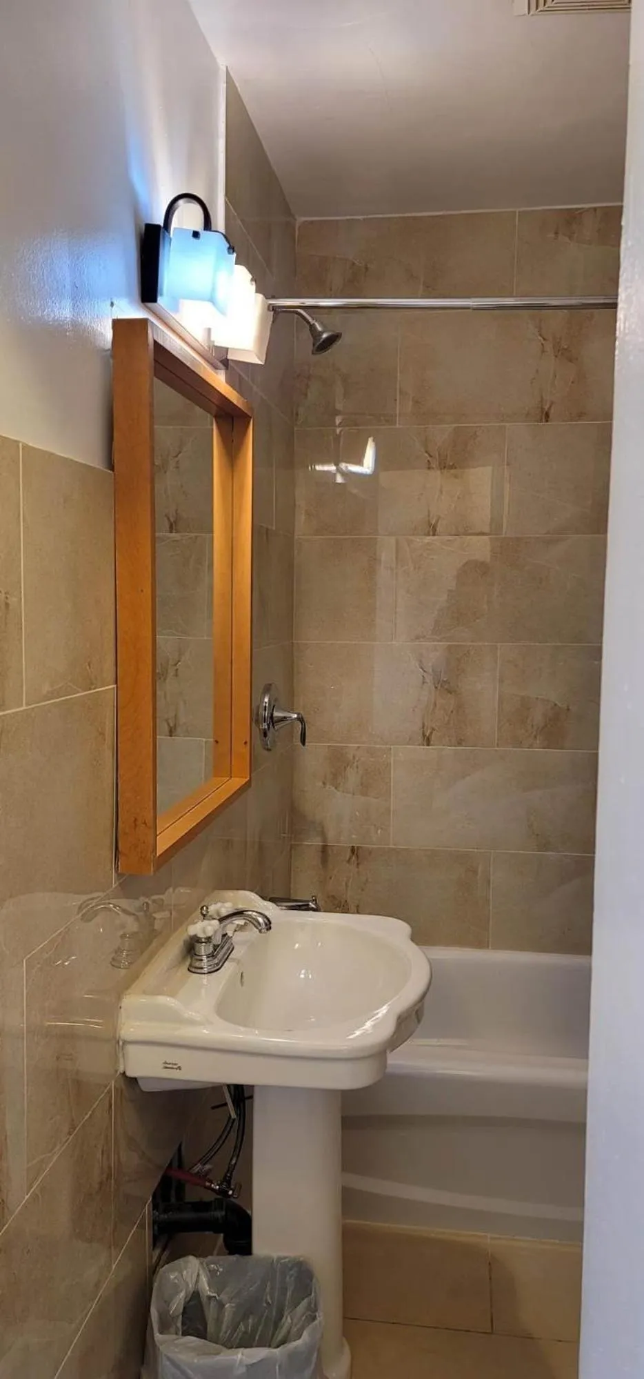 Bathroom in Niagara Inn