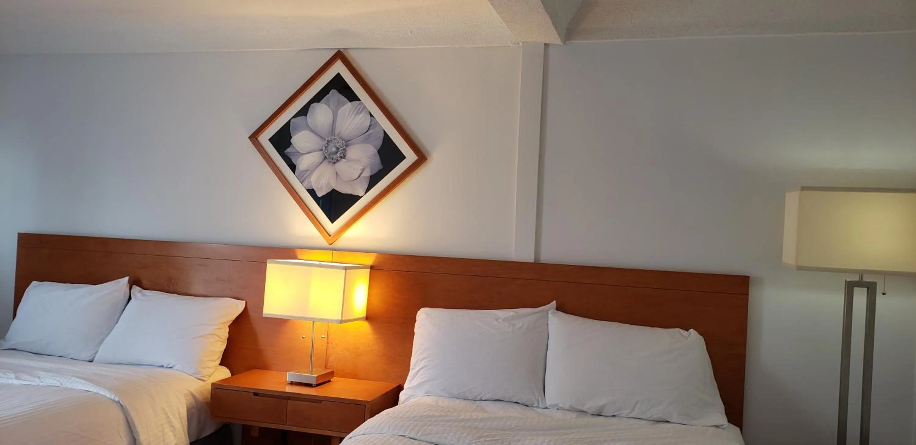 Bedroom, Bed in Niagara Inn