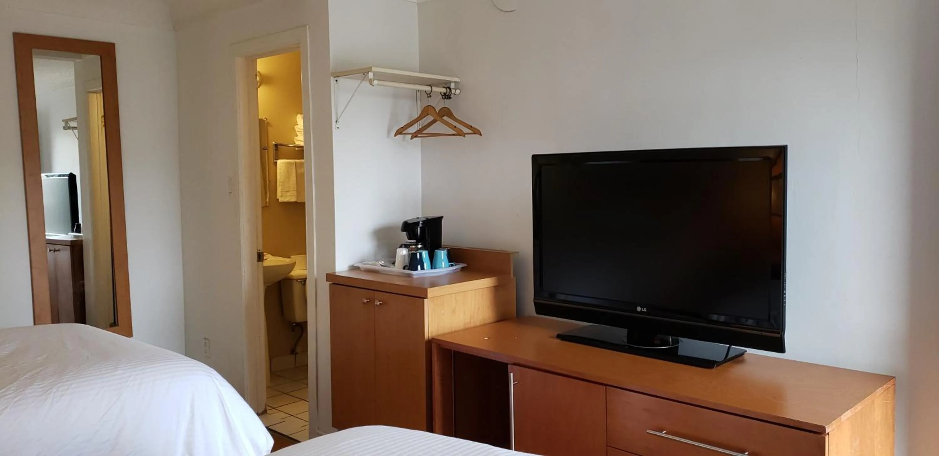 TV and multimedia, Bed in Niagara Inn