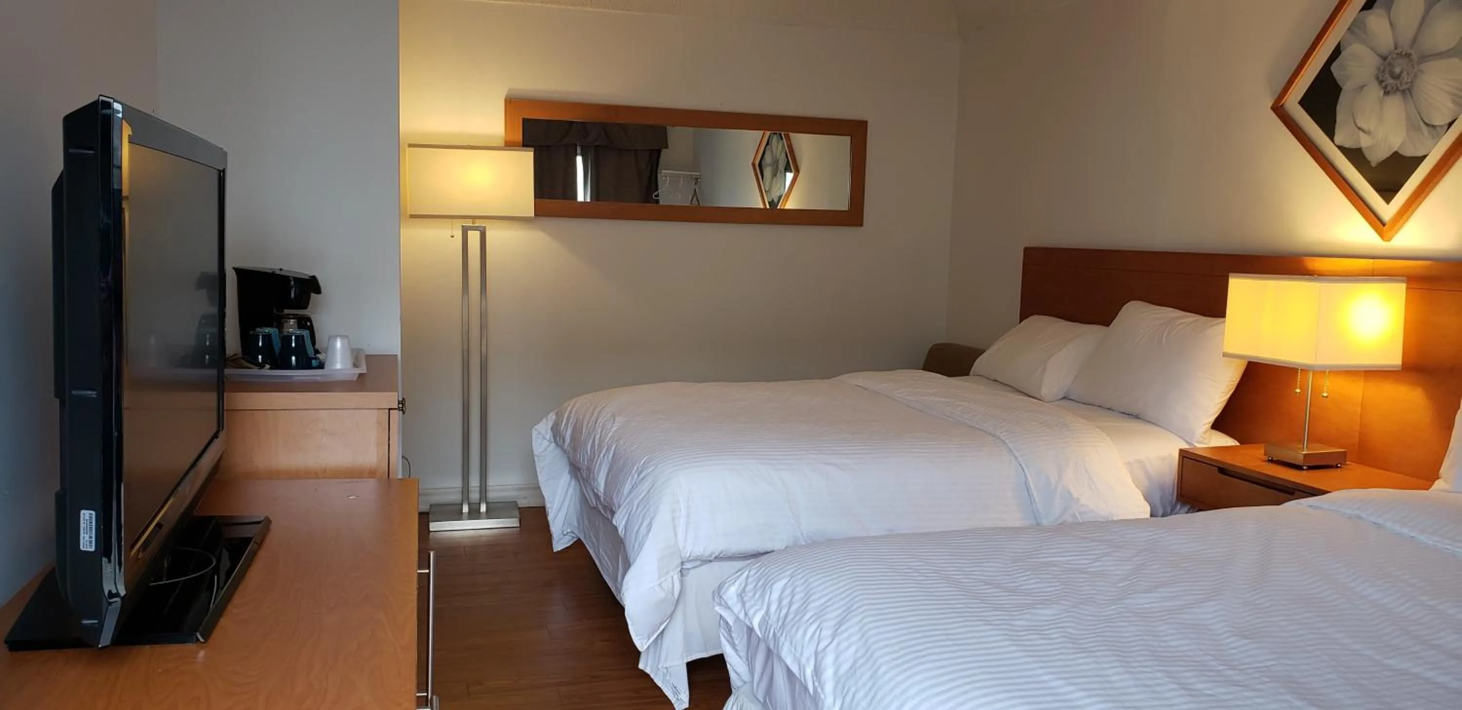 Bedroom, Bed in Niagara Inn