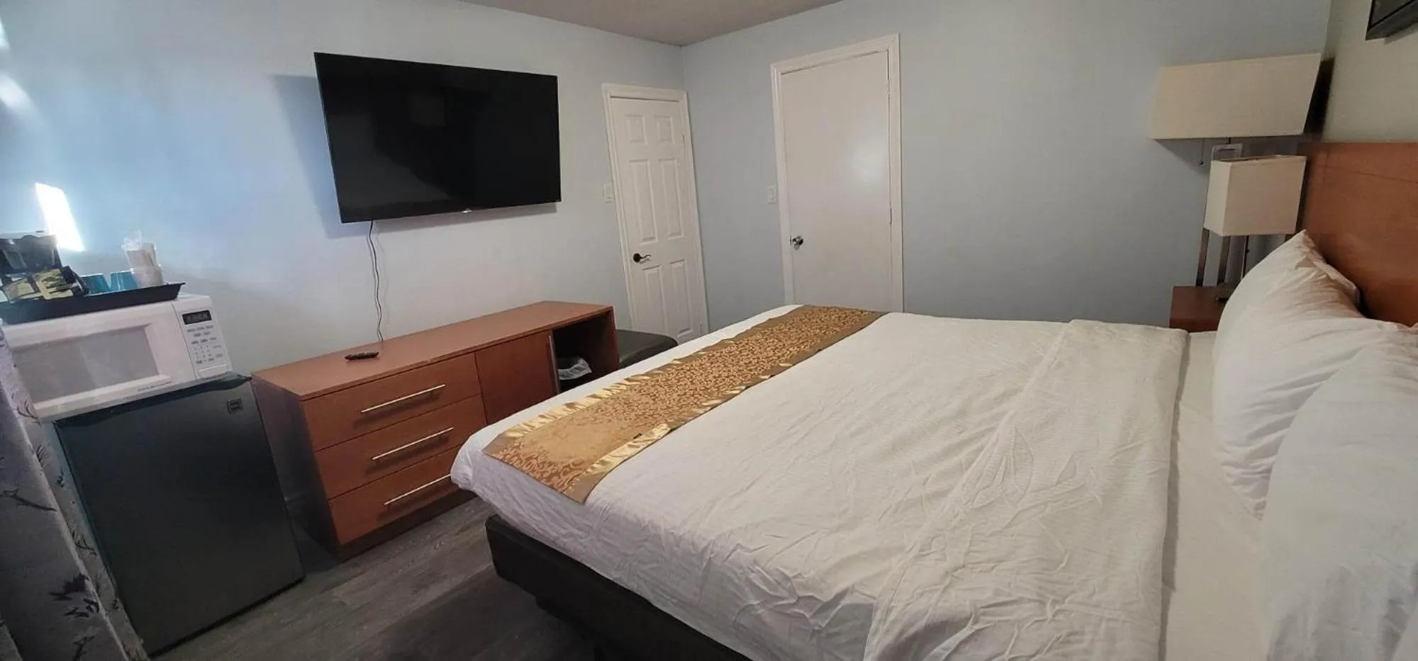 Bedroom, Bed in Niagara Inn