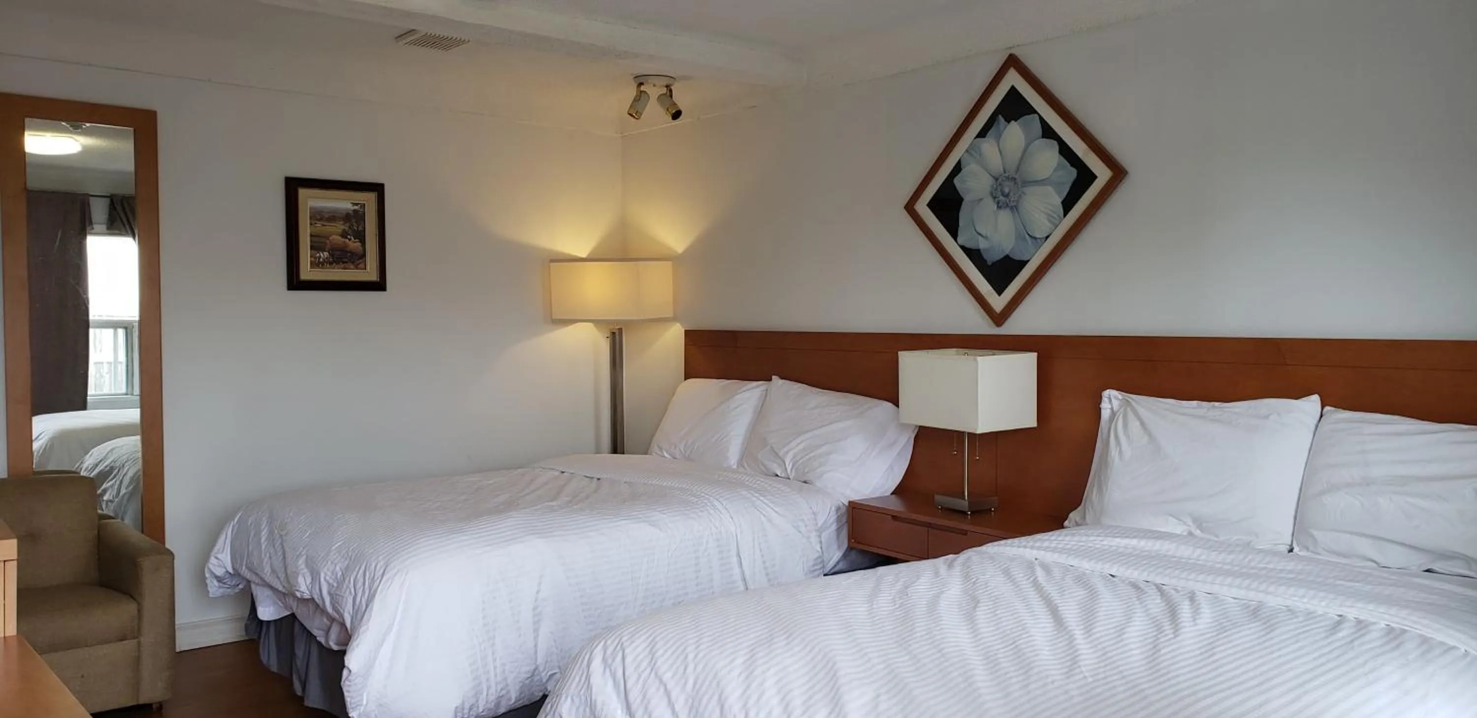 Bedroom, Bed in Niagara Inn