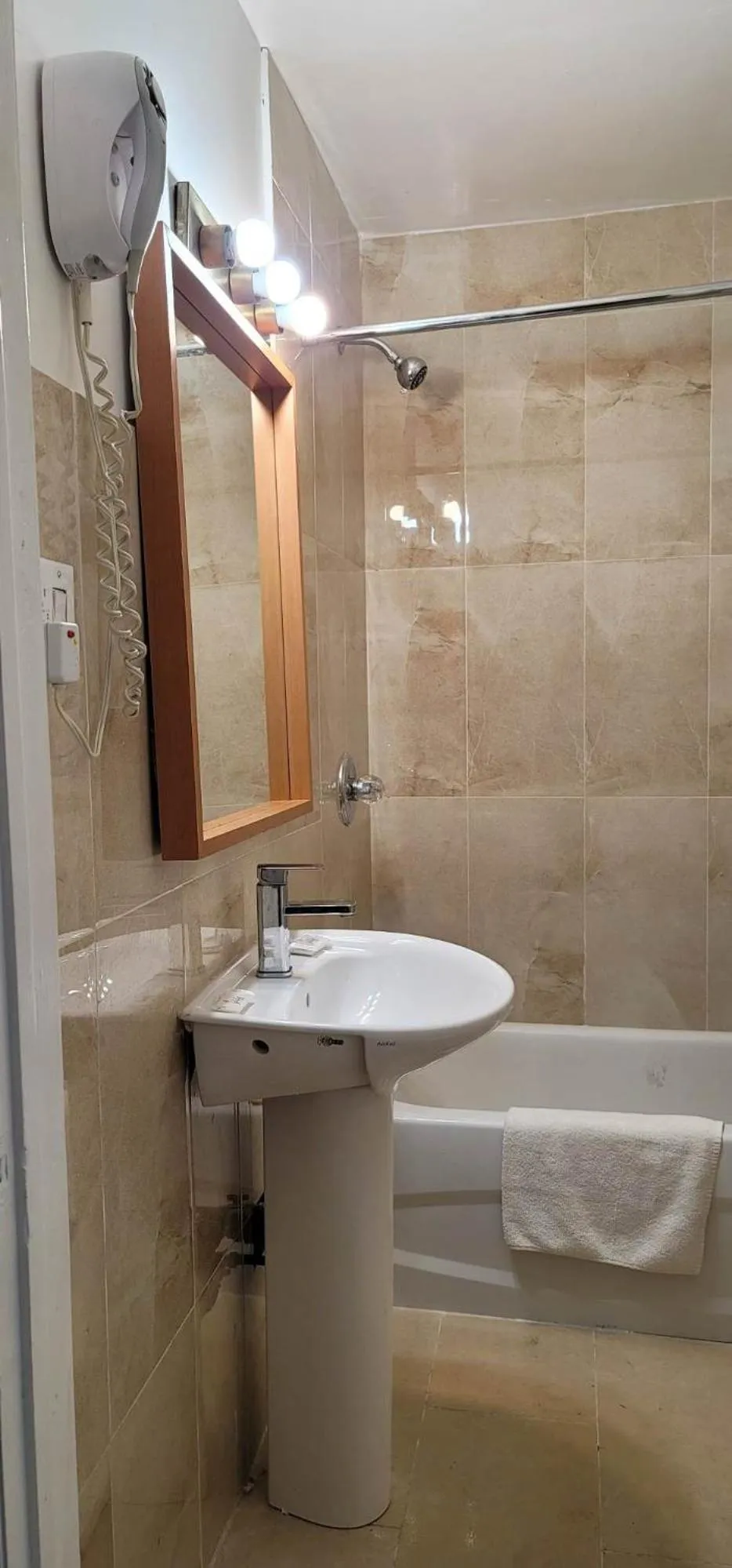 Bathroom in Niagara Inn