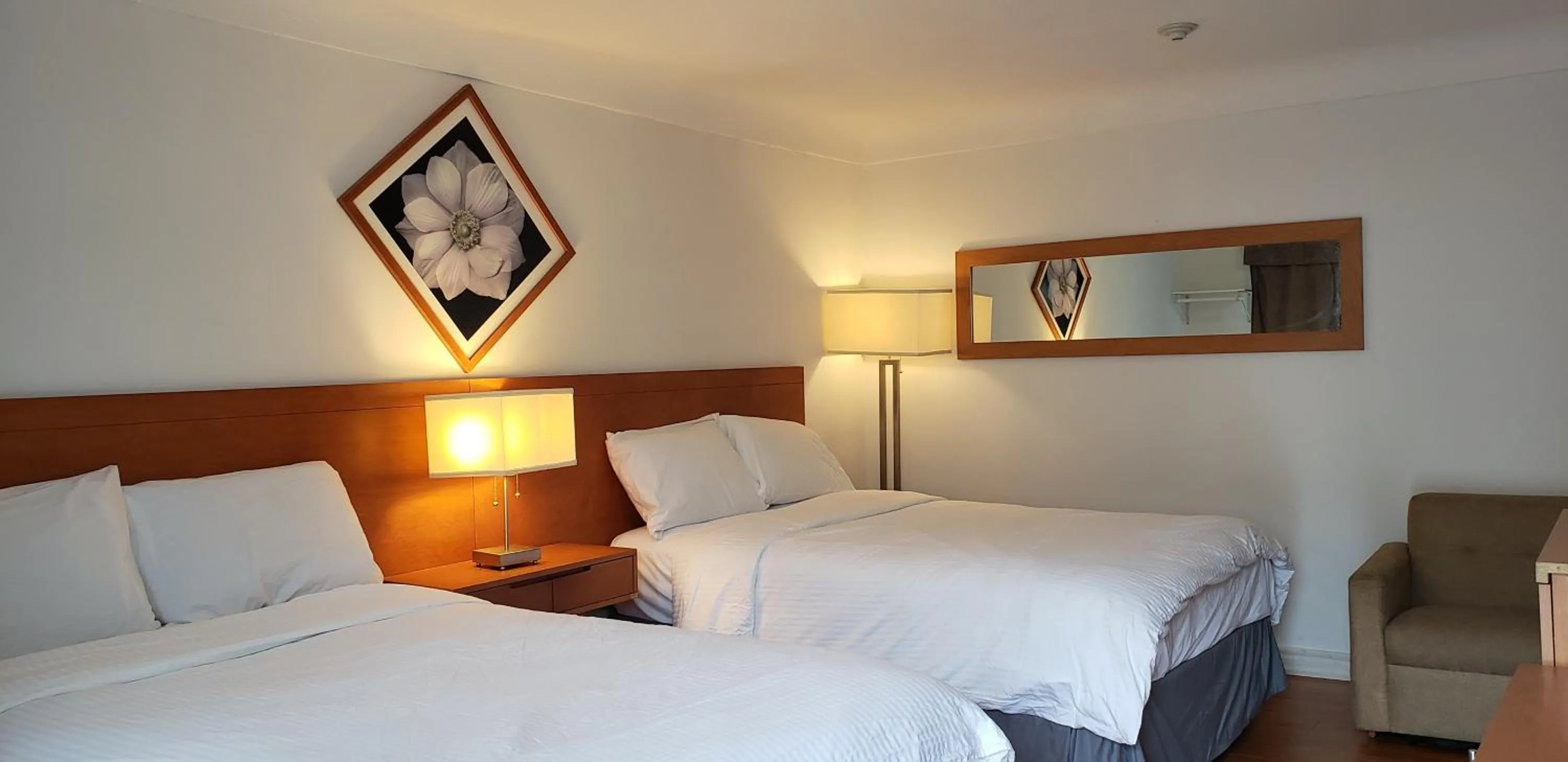 Bedroom, Bed in Niagara Inn