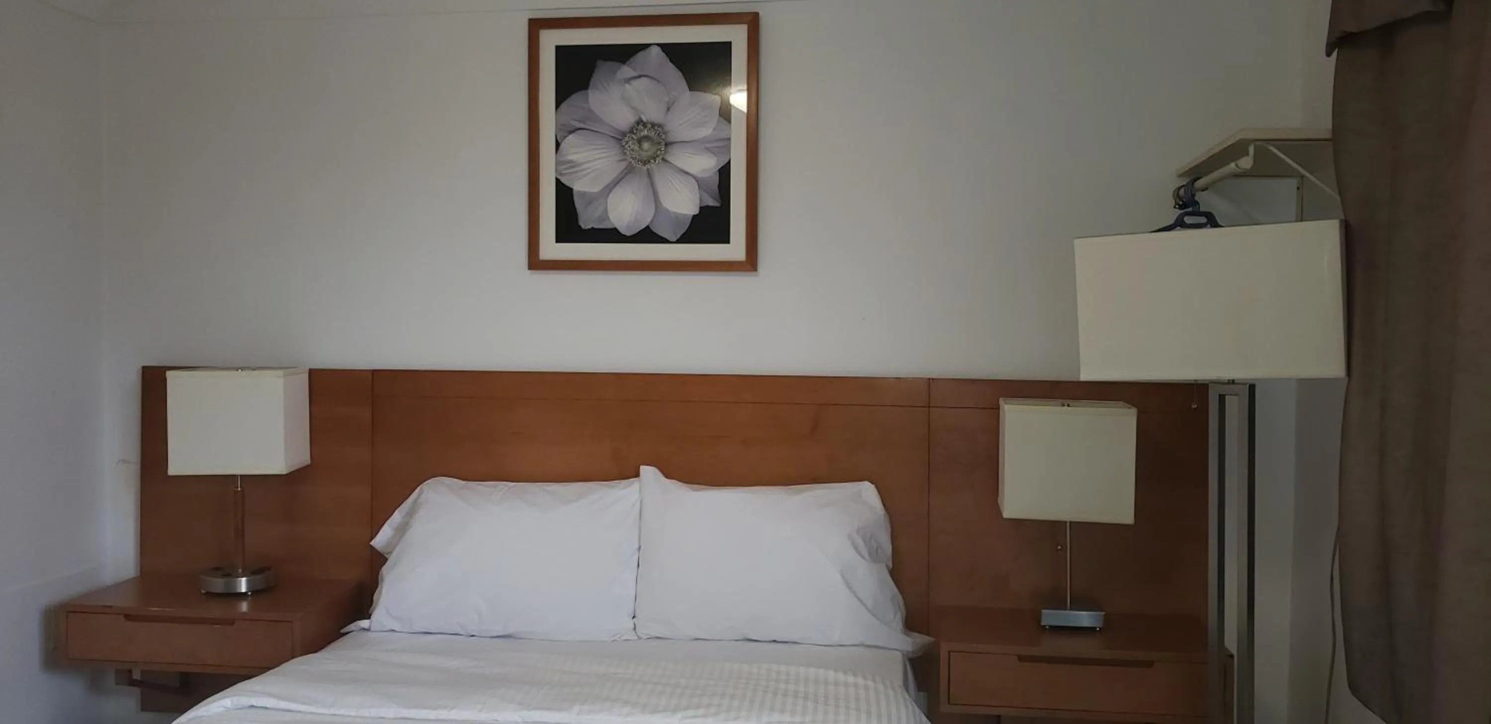 Bedroom, Bed in Niagara Inn